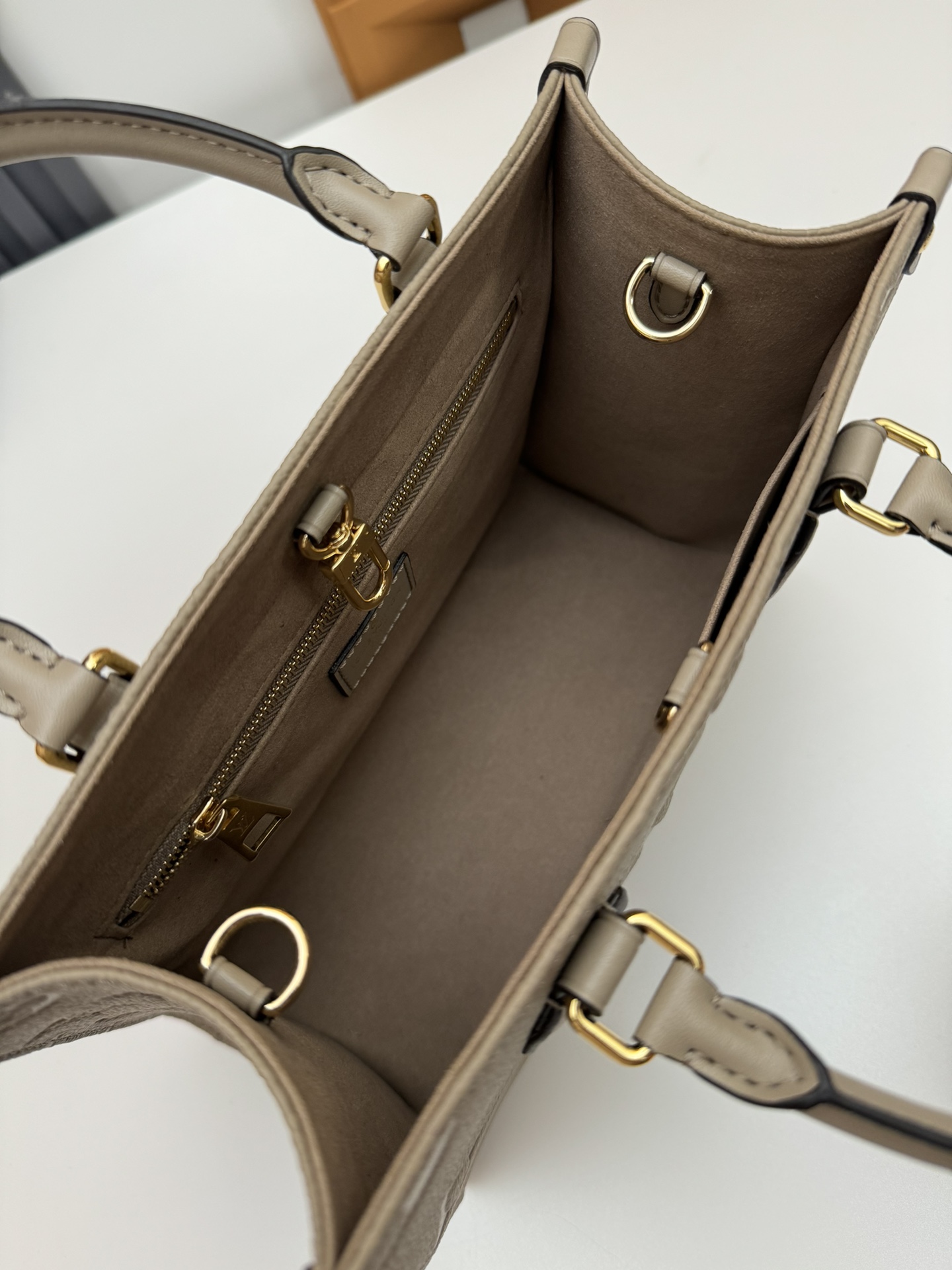 P460 M45659黑印M45654白色印
M45779杏印M45653黑色
 本款 OnTheGo Tote 包将 Monogram 图案先印染后压印于柔软粒面牛皮，其充裕内里可容纳笔记本电脑及其他办公用品，全皮压大花妈咪袋小bb号，长短手柄便于手提或肩背。
尺寸：25.0 x 11.0 x 19.0 厘米