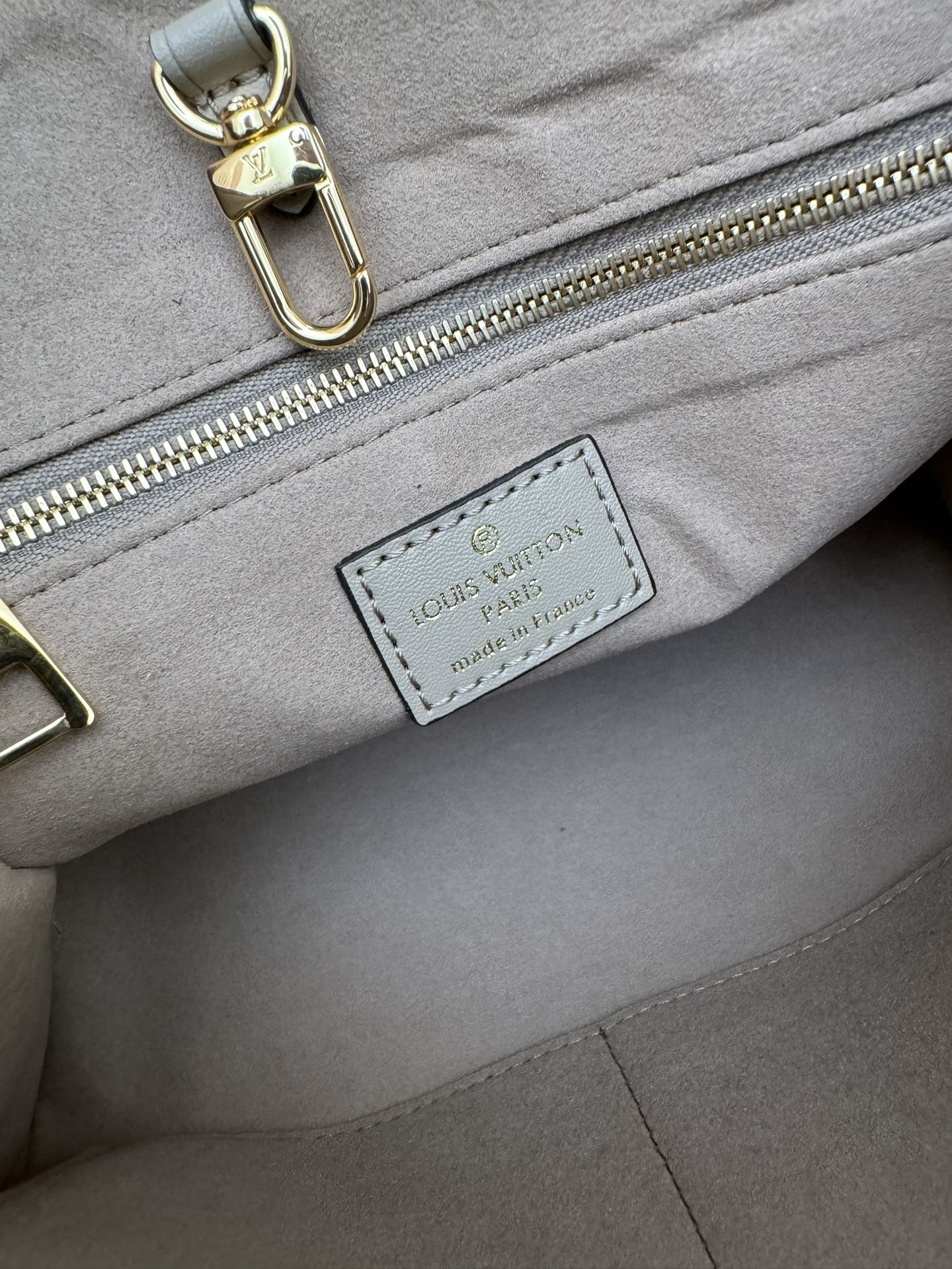 P460 M45659黑印M45654白色印
M45779杏印M45653黑色
 本款 OnTheGo Tote 包将 Monogram 图案先印染后压印于柔软粒面牛皮，其充裕内里可容纳笔记本电脑及其他办公用品，全皮压大花妈咪袋小bb号，长短手柄便于手提或肩背。
尺寸：25.0 x 11.0 x 19.0 厘米