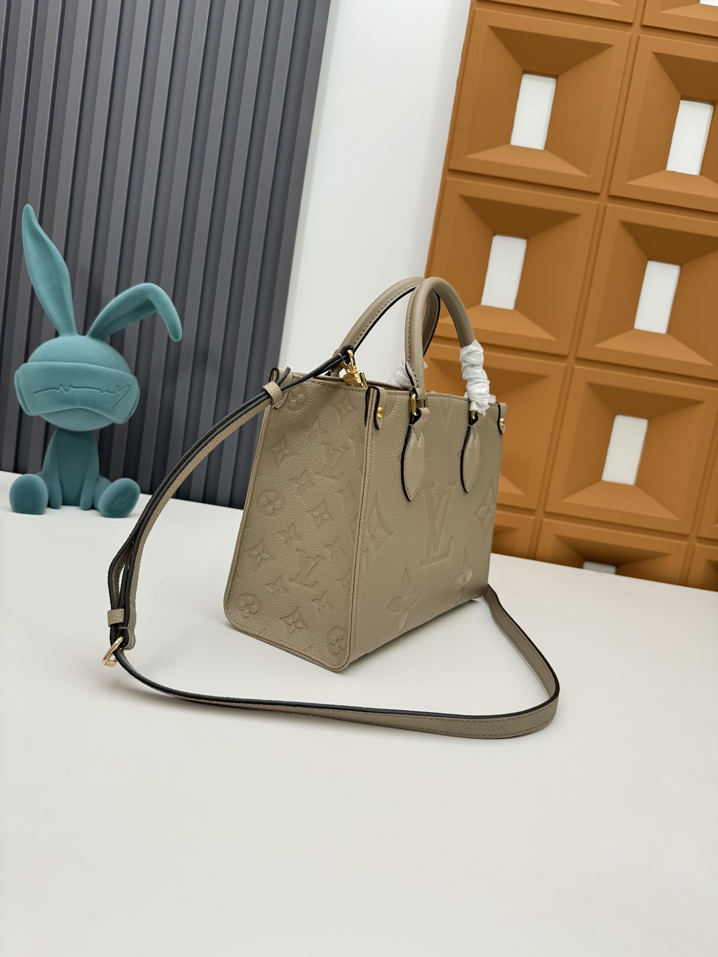 P460 M45659黑印M45654白色印
M45779杏印M45653黑色
 本款 OnTheGo Tote 包将 Monogram 图案先印染后压印于柔软粒面牛皮，其充裕内里可容纳笔记本电脑及其他办公用品，全皮压大花妈咪袋小bb号，长短手柄便于手提或肩背。
尺寸：25.0 x 11.0 x 19.0 厘米