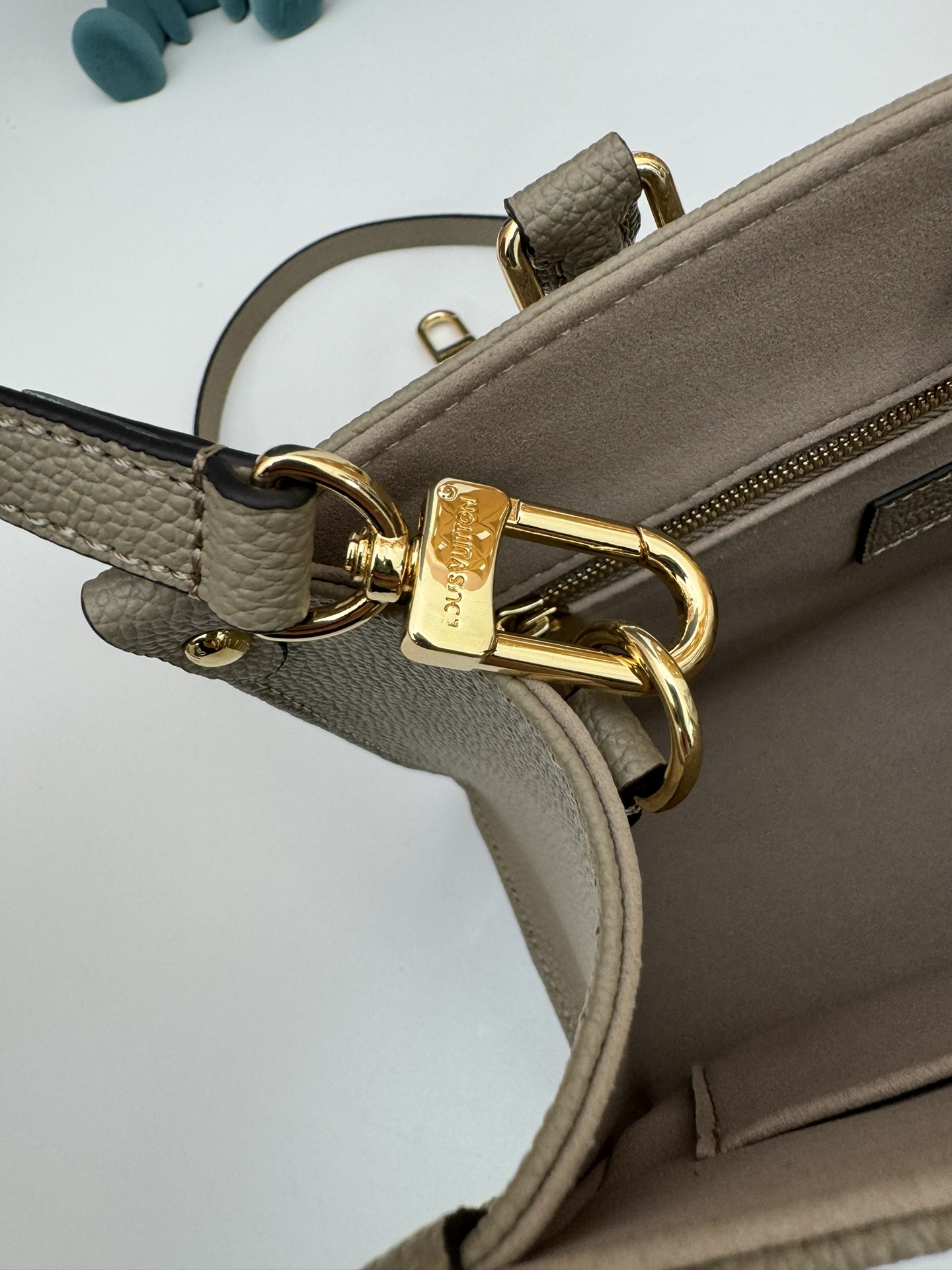 P460 M45659黑印M45654白色印
M45779杏印M45653黑色
 本款 OnTheGo Tote 包将 Monogram 图案先印染后压印于柔软粒面牛皮，其充裕内里可容纳笔记本电脑及其他办公用品，全皮压大花妈咪袋小bb号，长短手柄便于手提或肩背。
尺寸：25.0 x 11.0 x 19.0 厘米