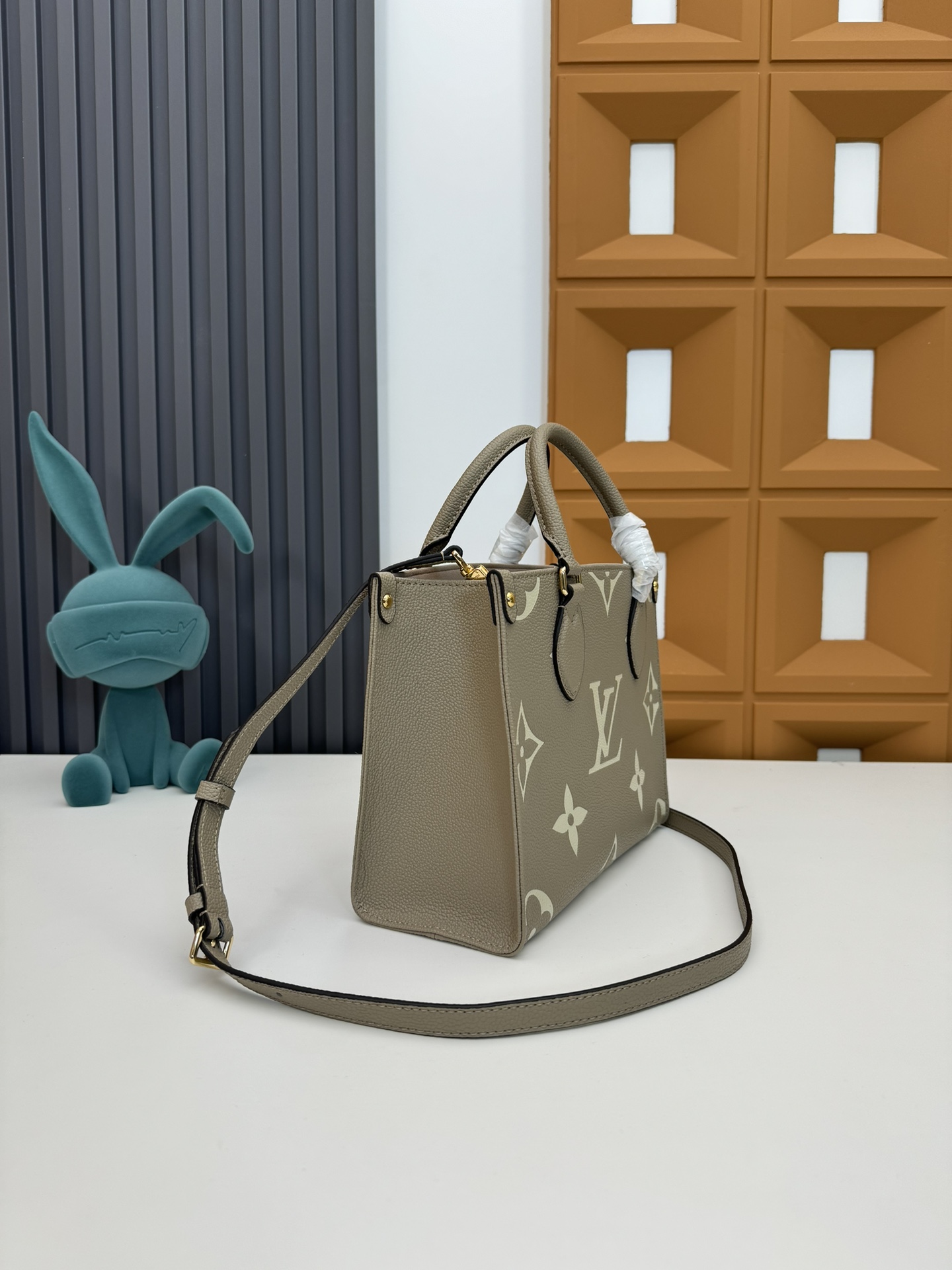 P460 M45659黑印M45654白色印
M45779杏印M45653黑色
 本款 OnTheGo Tote 包将 Monogram 图案先印染后压印于柔软粒面牛皮，其充裕内里可容纳笔记本电脑及其他办公用品，全皮压大花妈咪袋小bb号，长短手柄便于手提或肩背。
尺寸：25.0 x 11.0 x 19.0 厘米