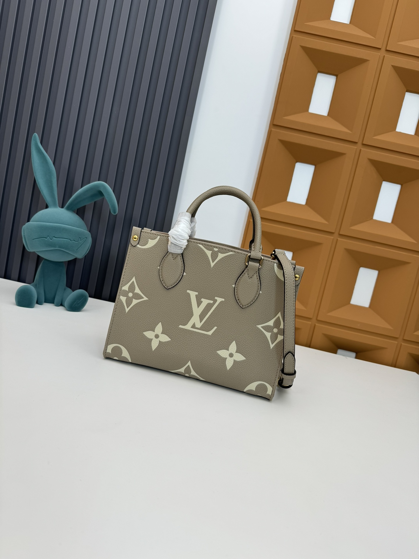 P460 M45659黑印M45654白色印
M45779杏印M45653黑色
 本款 OnTheGo Tote 包将 Monogram 图案先印染后压印于柔软粒面牛皮，其充裕内里可容纳笔记本电脑及其他办公用品，全皮压大花妈咪袋小bb号，长短手柄便于手提或肩背。
尺寸：25.0 x 11.0 x 19.0 厘米
