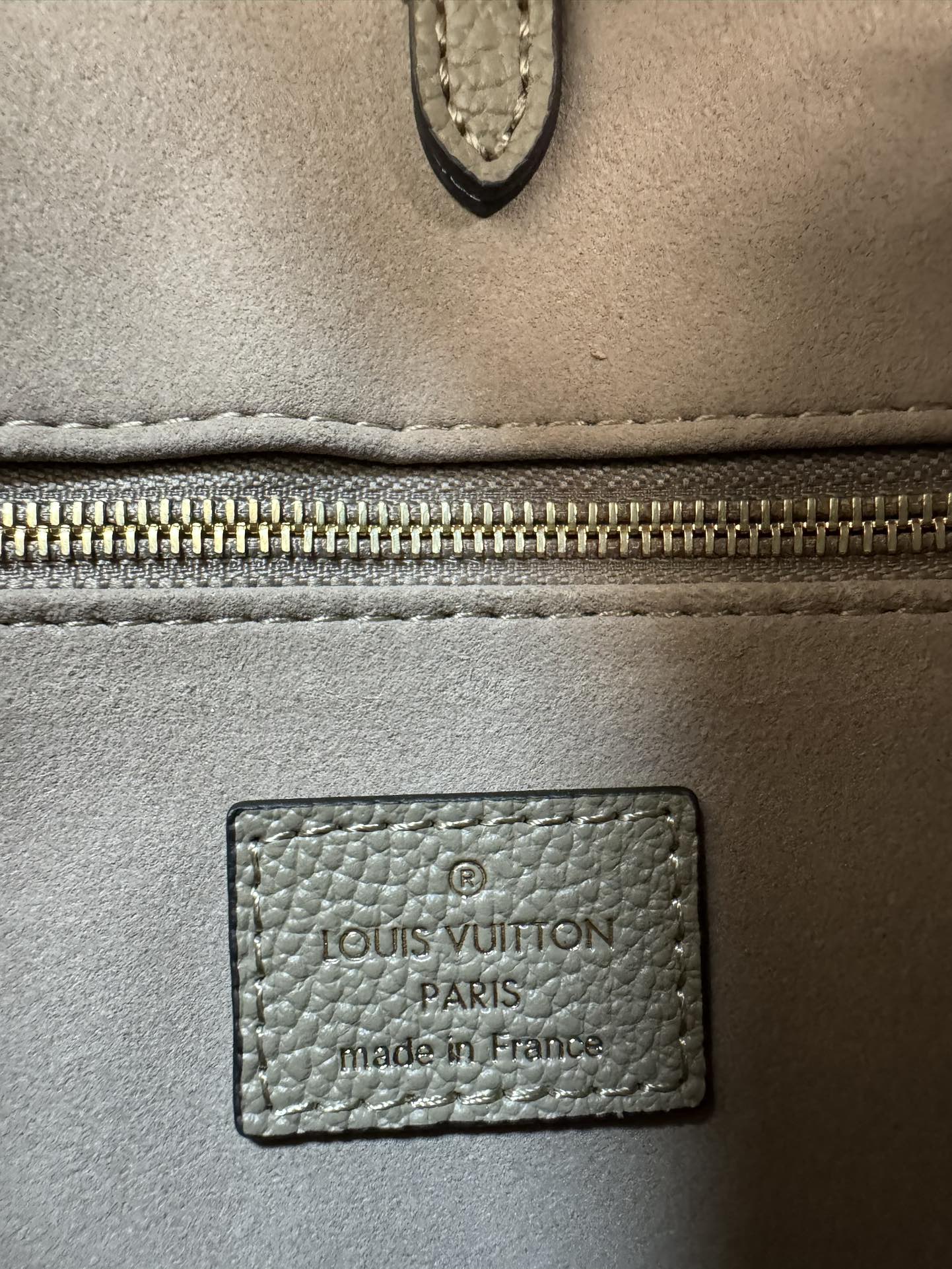 P460 M45659黑印M45654白色印
M45779杏印M45653黑色
 本款 OnTheGo Tote 包将 Monogram 图案先印染后压印于柔软粒面牛皮，其充裕内里可容纳笔记本电脑及其他办公用品，全皮压大花妈咪袋小bb号，长短手柄便于手提或肩背。
尺寸：25.0 x 11.0 x 19.0 厘米