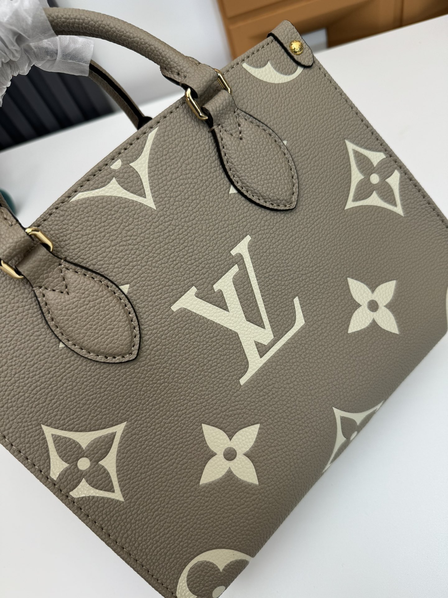 P460 M45659黑印M45654白色印
M45779杏印M45653黑色
 本款 OnTheGo Tote 包将 Monogram 图案先印染后压印于柔软粒面牛皮，其充裕内里可容纳笔记本电脑及其他办公用品，全皮压大花妈咪袋小bb号，长短手柄便于手提或肩背。
尺寸：25.0 x 11.0 x 19.0 厘米