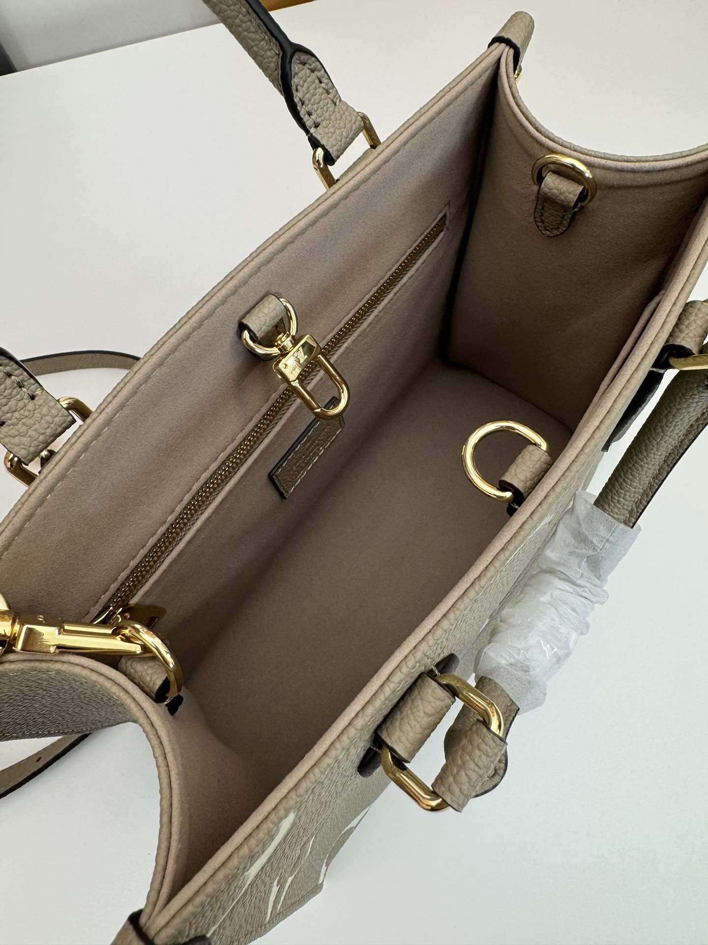 P460 M45659黑印M45654白色印
M45779杏印M45653黑色
 本款 OnTheGo Tote 包将 Monogram 图案先印染后压印于柔软粒面牛皮，其充裕内里可容纳笔记本电脑及其他办公用品，全皮压大花妈咪袋小bb号，长短手柄便于手提或肩背。
尺寸：25.0 x 11.0 x 19.0 厘米