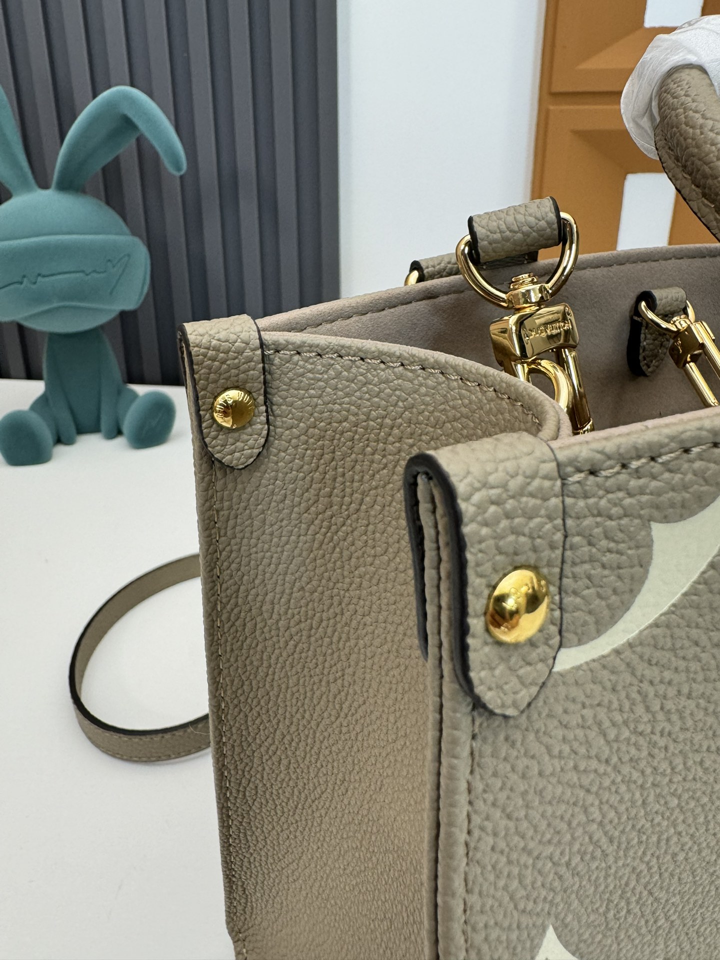 P460 M45659黑印M45654白色印
M45779杏印M45653黑色
 本款 OnTheGo Tote 包将 Monogram 图案先印染后压印于柔软粒面牛皮，其充裕内里可容纳笔记本电脑及其他办公用品，全皮压大花妈咪袋小bb号，长短手柄便于手提或肩背。
尺寸：25.0 x 11.0 x 19.0 厘米