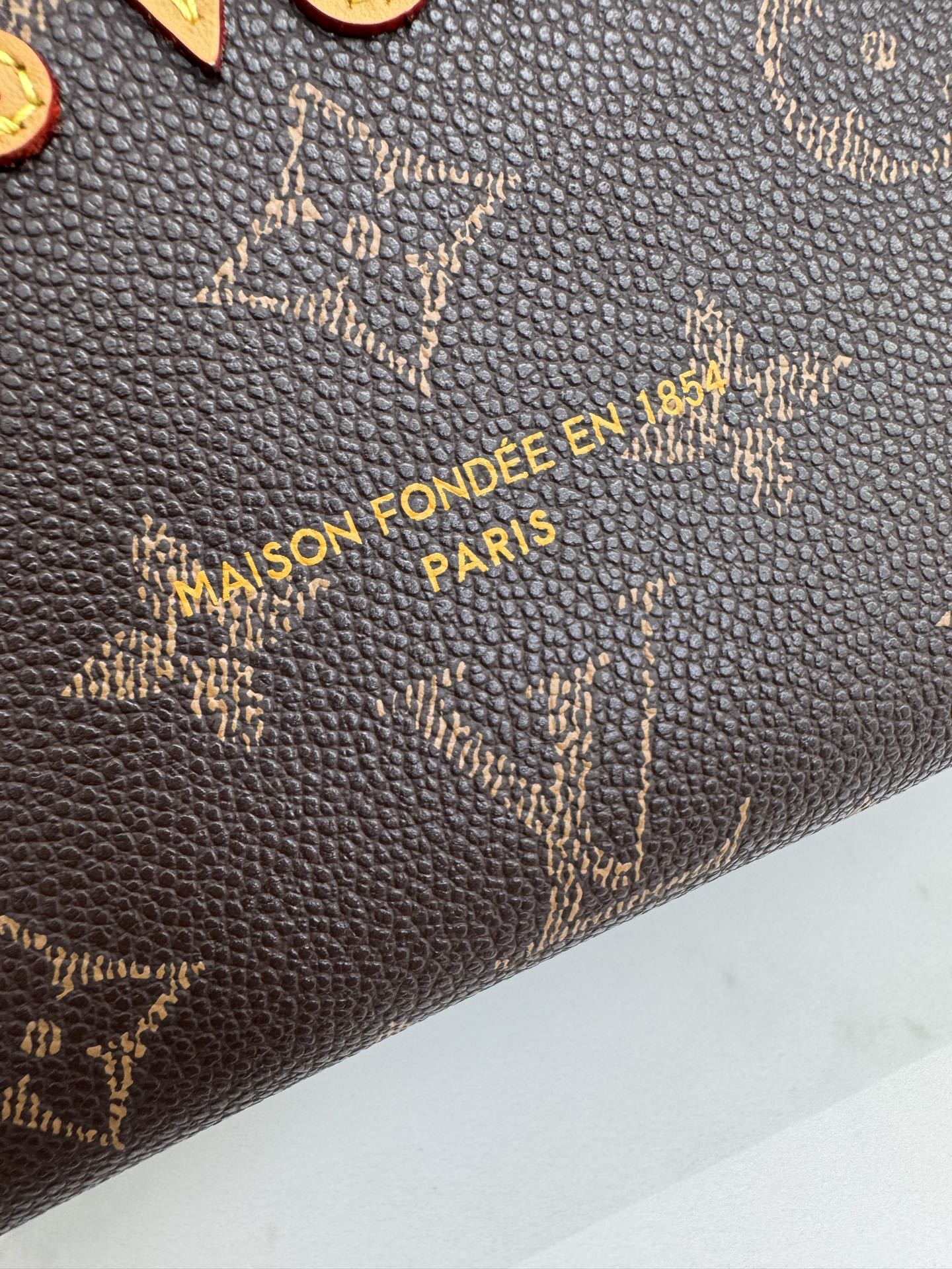 P500💰 《独家背景 动态芯片 顶级原单》M13929小号全皮 13928大号全皮
PHARREL and NIGO collection's联名系列
顶级原单 本款 Shopper 中号手袋自路易威登购物袋汲取灵感，于柔软牛皮革抒写 Louis Vuitton 和 Maison Fond&eacute;e En 1854 字样，搭配顶部手柄和可拆卸肩带。
25x19x11
	&bull;	牛皮革
	&bull;	牛皮革饰边
	&bull;	织物内衬
	&bull;	金属件
	&bull;	Musketon 开合
	&bull;	主隔层
	&bull;	拉链袋
	&bull;	双贴袋
	&bull;	手柄：双手柄