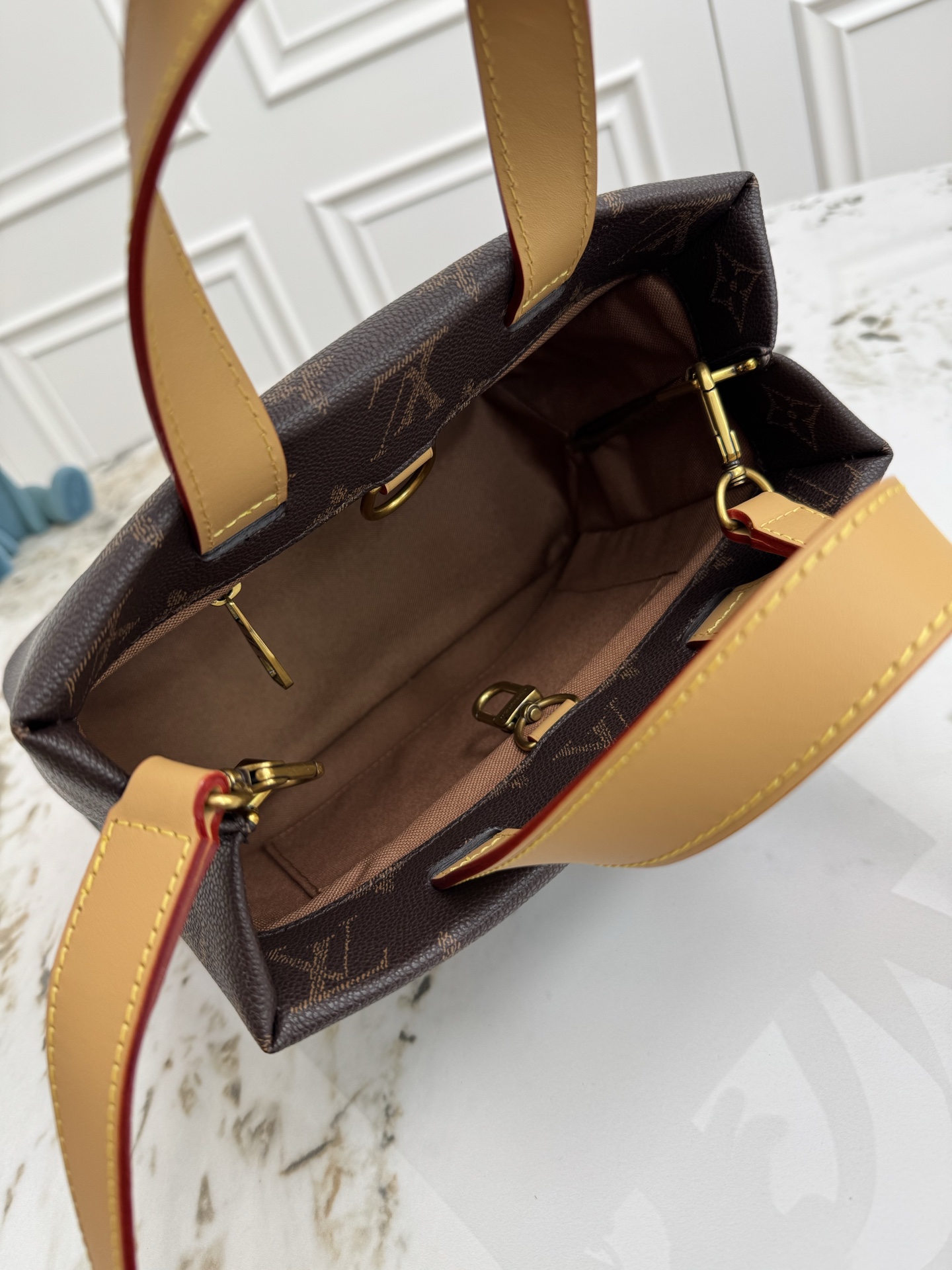 P500💰 《独家背景 动态芯片 顶级原单》M13929小号全皮 13928大号全皮
PHARREL and NIGO collection's联名系列
顶级原单 本款 Shopper 中号手袋自路易威登购物袋汲取灵感，于柔软牛皮革抒写 Louis Vuitton 和 Maison Fond&eacute;e En 1854 字样，搭配顶部手柄和可拆卸肩带。
25x19x11
	&bull;	牛皮革
	&bull;	牛皮革饰边
	&bull;	织物内衬
	&bull;	金属件
	&bull;	Musketon 开合
	&bull;	主隔层
	&bull;	拉链袋
	&bull;	双贴袋
	&bull;	手柄：双手柄