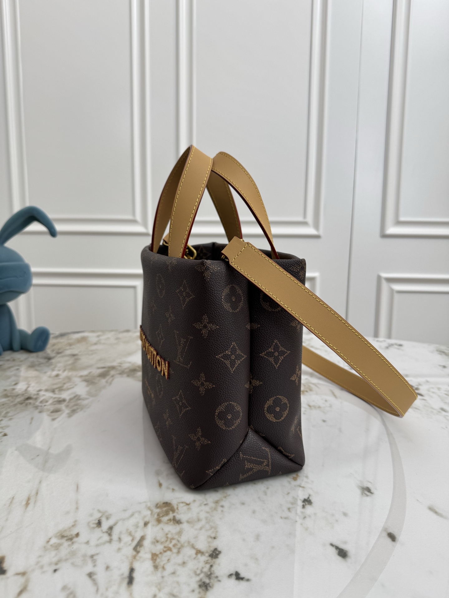 P500💰 《独家背景 动态芯片 顶级原单》M13929小号全皮 13928大号全皮
PHARREL and NIGO collection's联名系列
顶级原单 本款 Shopper 中号手袋自路易威登购物袋汲取灵感，于柔软牛皮革抒写 Louis Vuitton 和 Maison Fond&eacute;e En 1854 字样，搭配顶部手柄和可拆卸肩带。
25x19x11
	&bull;	牛皮革
	&bull;	牛皮革饰边
	&bull;	织物内衬
	&bull;	金属件
	&bull;	Musketon 开合
	&bull;	主隔层
	&bull;	拉链袋
	&bull;	双贴袋
	&bull;	手柄：双手柄