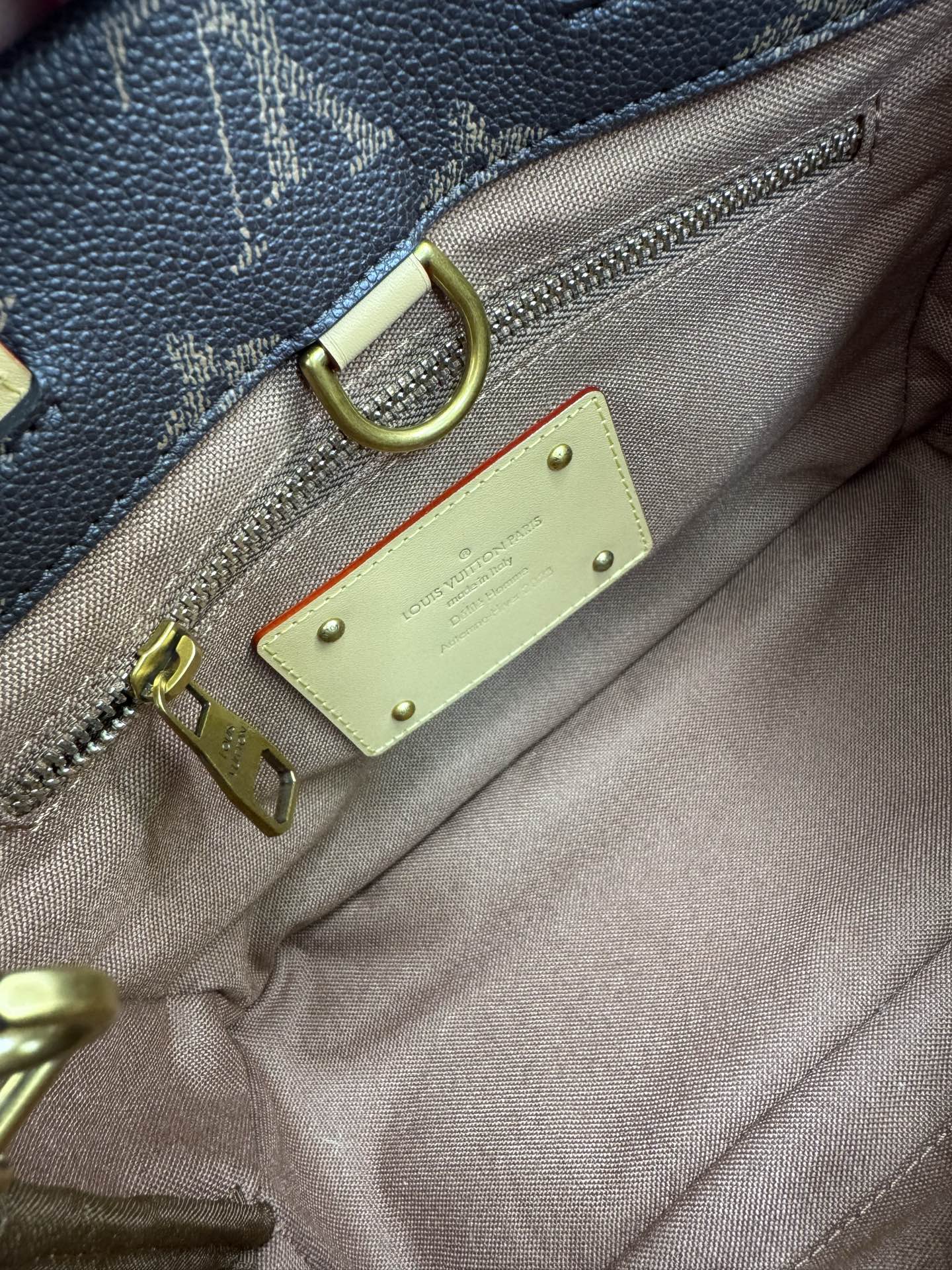 P500💰 《独家背景 动态芯片 顶级原单》M13929小号全皮 13928大号全皮
PHARREL and NIGO collection's联名系列
顶级原单 本款 Shopper 中号手袋自路易威登购物袋汲取灵感，于柔软牛皮革抒写 Louis Vuitton 和 Maison Fond&eacute;e En 1854 字样，搭配顶部手柄和可拆卸肩带。
25x19x11
	&bull;	牛皮革
	&bull;	牛皮革饰边
	&bull;	织物内衬
	&bull;	金属件
	&bull;	Musketon 开合
	&bull;	主隔层
	&bull;	拉链袋
	&bull;	双贴袋
	&bull;	手柄：双手柄