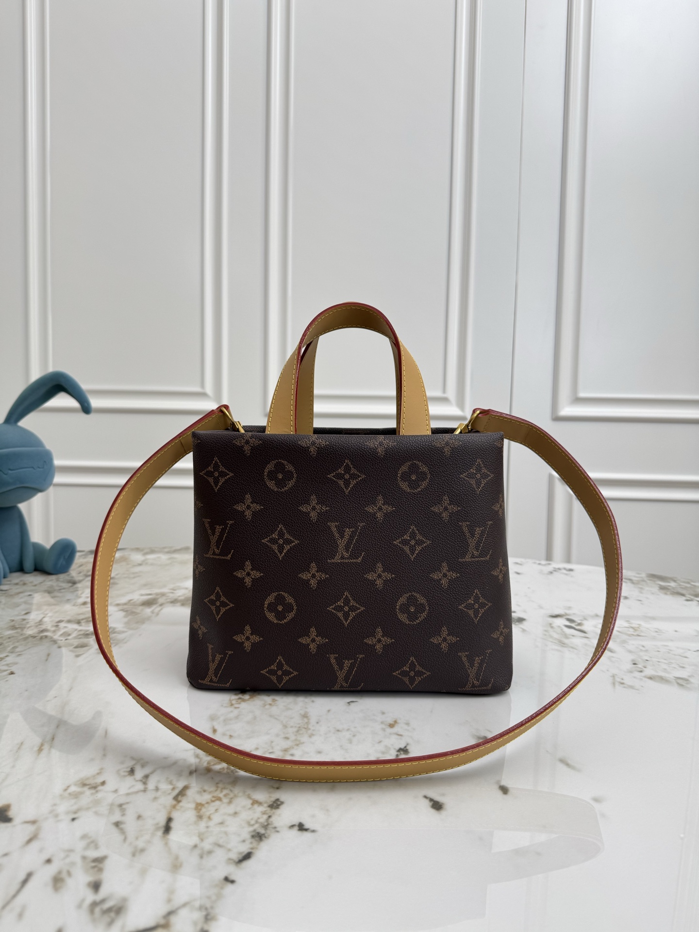 P500💰 《独家背景 动态芯片 顶级原单》M13929小号全皮 13928大号全皮
PHARREL and NIGO collection's联名系列
顶级原单 本款 Shopper 中号手袋自路易威登购物袋汲取灵感，于柔软牛皮革抒写 Louis Vuitton 和 Maison Fond&eacute;e En 1854 字样，搭配顶部手柄和可拆卸肩带。
25x19x11
	&bull;	牛皮革
	&bull;	牛皮革饰边
	&bull;	织物内衬
	&bull;	金属件
	&bull;	Musketon 开合
	&bull;	主隔层
	&bull;	拉链袋
	&bull;	双贴袋
	&bull;	手柄：双手柄