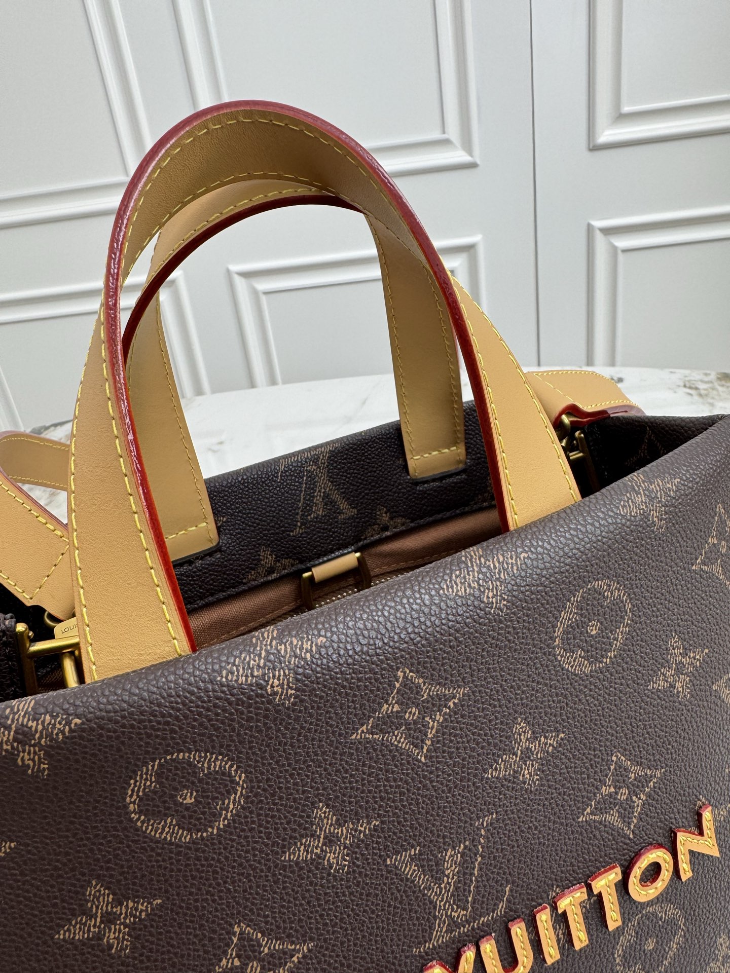 P500💰 《独家背景 动态芯片 顶级原单》M13929小号全皮 13928大号全皮
PHARREL and NIGO collection's联名系列
顶级原单 本款 Shopper 中号手袋自路易威登购物袋汲取灵感，于柔软牛皮革抒写 Louis Vuitton 和 Maison Fond&eacute;e En 1854 字样，搭配顶部手柄和可拆卸肩带。
25x19x11
	&bull;	牛皮革
	&bull;	牛皮革饰边
	&bull;	织物内衬
	&bull;	金属件
	&bull;	Musketon 开合
	&bull;	主隔层
	&bull;	拉链袋
	&bull;	双贴袋
	&bull;	手柄：双手柄