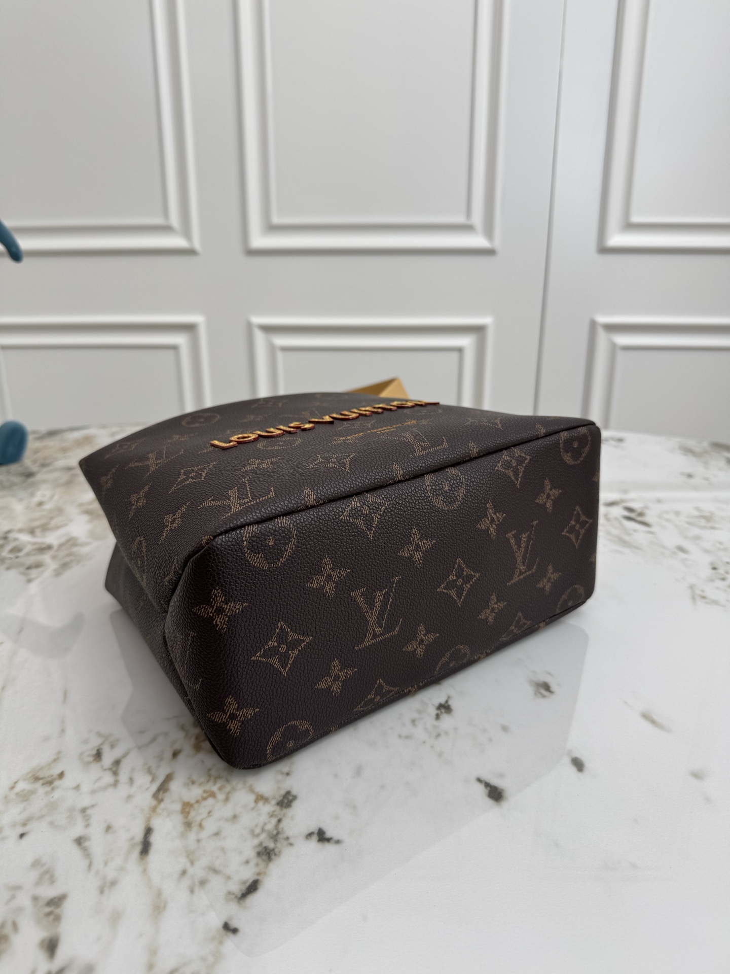 P500💰 《独家背景 动态芯片 顶级原单》M13929小号全皮 13928大号全皮
PHARREL and NIGO collection's联名系列
顶级原单 本款 Shopper 中号手袋自路易威登购物袋汲取灵感，于柔软牛皮革抒写 Louis Vuitton 和 Maison Fond&eacute;e En 1854 字样，搭配顶部手柄和可拆卸肩带。
25x19x11
	&bull;	牛皮革
	&bull;	牛皮革饰边
	&bull;	织物内衬
	&bull;	金属件
	&bull;	Musketon 开合
	&bull;	主隔层
	&bull;	拉链袋
	&bull;	双贴袋
	&bull;	手柄：双手柄