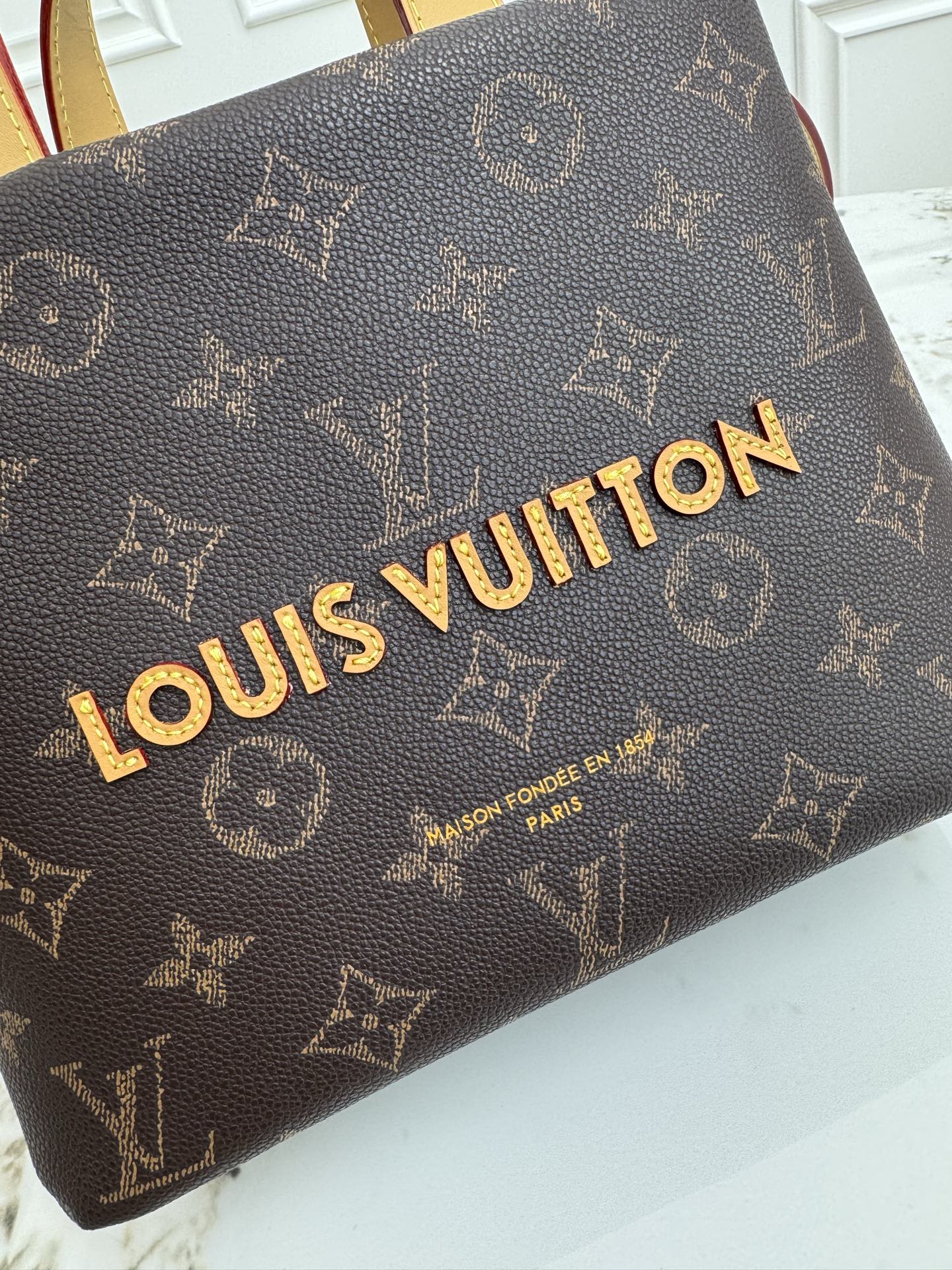 P500💰 《独家背景 动态芯片 顶级原单》M13929小号全皮 13928大号全皮
PHARREL and NIGO collection's联名系列
顶级原单 本款 Shopper 中号手袋自路易威登购物袋汲取灵感，于柔软牛皮革抒写 Louis Vuitton 和 Maison Fond&eacute;e En 1854 字样，搭配顶部手柄和可拆卸肩带。
25x19x11
	&bull;	牛皮革
	&bull;	牛皮革饰边
	&bull;	织物内衬
	&bull;	金属件
	&bull;	Musketon 开合
	&bull;	主隔层
	&bull;	拉链袋
	&bull;	双贴袋
	&bull;	手柄：双手柄