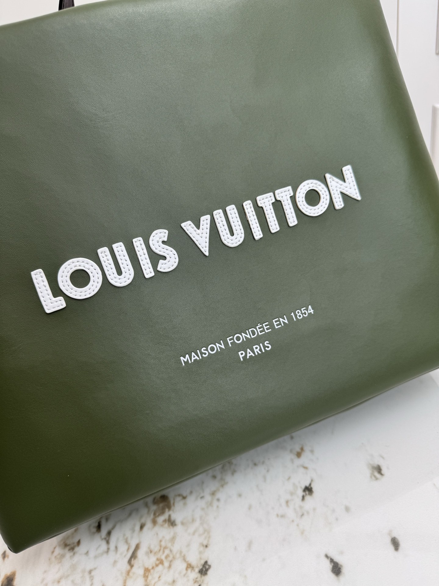 p560💰动态163 M24457橙色 M13979黑色 M15273粉色 M26082军绿 M13982绿色顶级原单 本款 Shopper 中号手袋自路易威登购物袋汲取灵感，于柔软牛皮革抒写 Louis Vuitton 和 Maison Fond&eacute;e En 1854 字样，搭配顶部手柄和可拆卸肩带。40.0 x 32.0 x 16.0 厘米 (长 x 高 x 宽)
	&bull;	牛皮革
	&bull;	牛皮革饰边
	&bull;	织物内衬
	&bull;	金属件
	&bull;	Musketon 开合
	&bull;	主隔层
	&bull;	拉链袋
	&bull;	双贴袋
	&bull;	手柄：双手柄