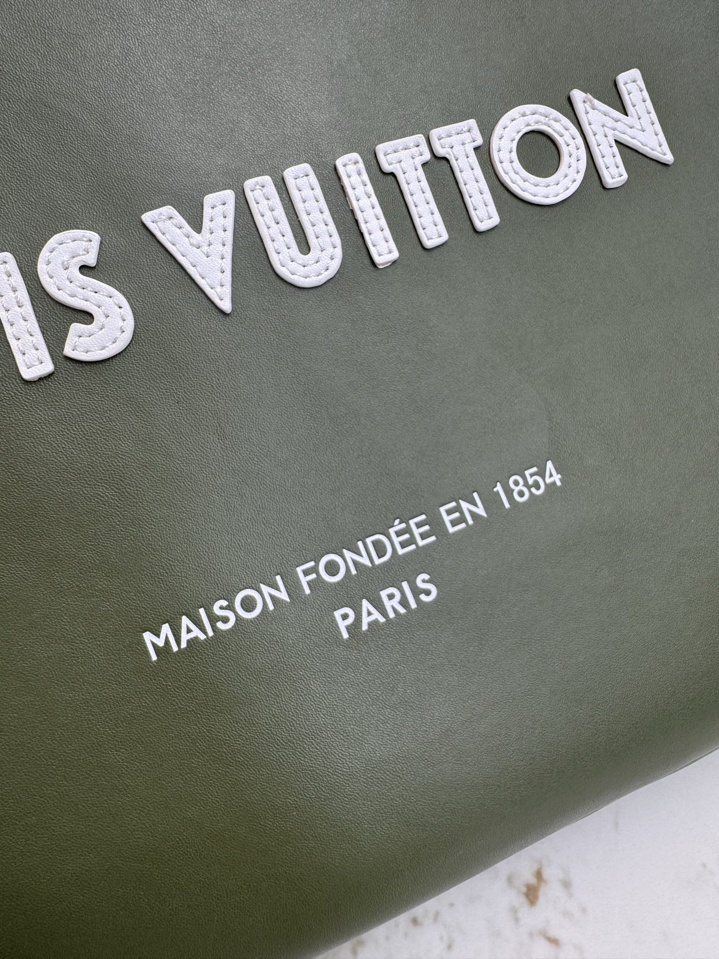 p560💰动态163 M24457橙色 M13979黑色 M15273粉色 M26082军绿 M13982绿色顶级原单 本款 Shopper 中号手袋自路易威登购物袋汲取灵感，于柔软牛皮革抒写 Louis Vuitton 和 Maison Fond&eacute;e En 1854 字样，搭配顶部手柄和可拆卸肩带。40.0 x 32.0 x 16.0 厘米 (长 x 高 x 宽)
	&bull;	牛皮革
	&bull;	牛皮革饰边
	&bull;	织物内衬
	&bull;	金属件
	&bull;	Musketon 开合
	&bull;	主隔层
	&bull;	拉链袋
	&bull;	双贴袋
	&bull;	手柄：双手柄