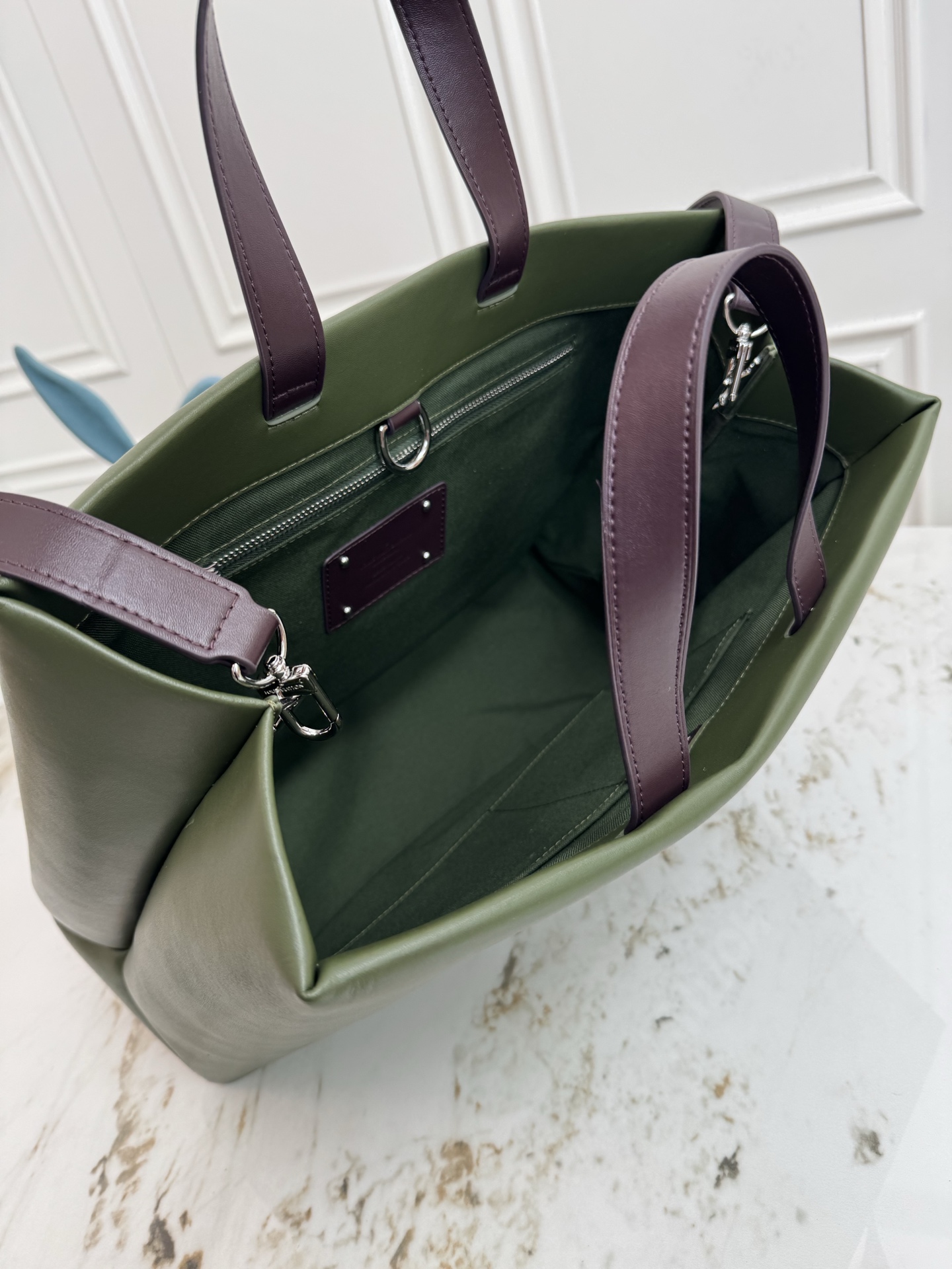 p560💰动态163 M24457橙色 M13979黑色 M15273粉色 M26082军绿 M13982绿色顶级原单 本款 Shopper 中号手袋自路易威登购物袋汲取灵感，于柔软牛皮革抒写 Louis Vuitton 和 Maison Fond&eacute;e En 1854 字样，搭配顶部手柄和可拆卸肩带。40.0 x 32.0 x 16.0 厘米 (长 x 高 x 宽)
	&bull;	牛皮革
	&bull;	牛皮革饰边
	&bull;	织物内衬
	&bull;	金属件
	&bull;	Musketon 开合
	&bull;	主隔层
	&bull;	拉链袋
	&bull;	双贴袋
	&bull;	手柄：双手柄