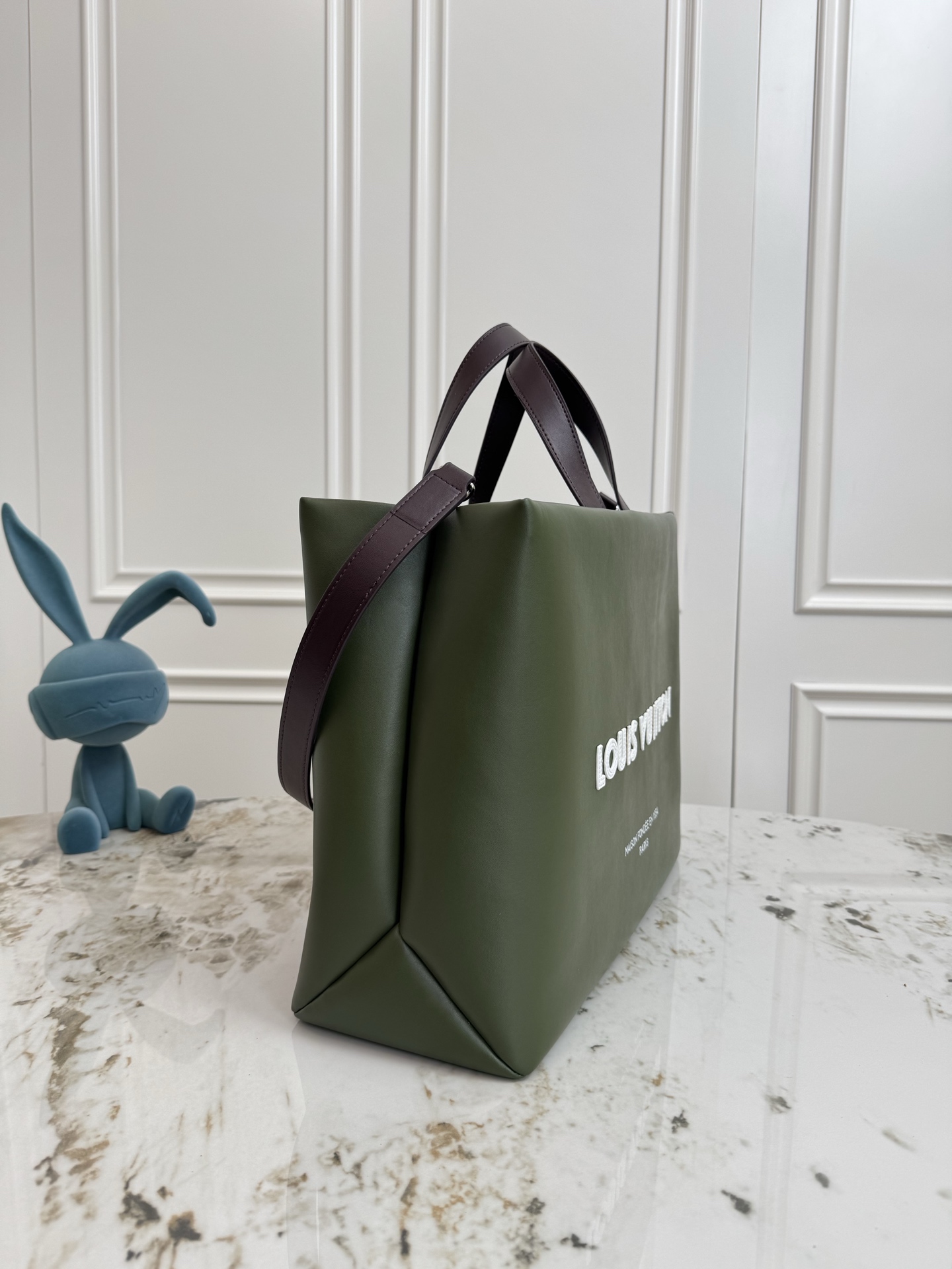 p560💰动态163 M24457橙色 M13979黑色 M15273粉色 M26082军绿 M13982绿色顶级原单 本款 Shopper 中号手袋自路易威登购物袋汲取灵感，于柔软牛皮革抒写 Louis Vuitton 和 Maison Fond&eacute;e En 1854 字样，搭配顶部手柄和可拆卸肩带。40.0 x 32.0 x 16.0 厘米 (长 x 高 x 宽)
	&bull;	牛皮革
	&bull;	牛皮革饰边
	&bull;	织物内衬
	&bull;	金属件
	&bull;	Musketon 开合
	&bull;	主隔层
	&bull;	拉链袋
	&bull;	双贴袋
	&bull;	手柄：双手柄