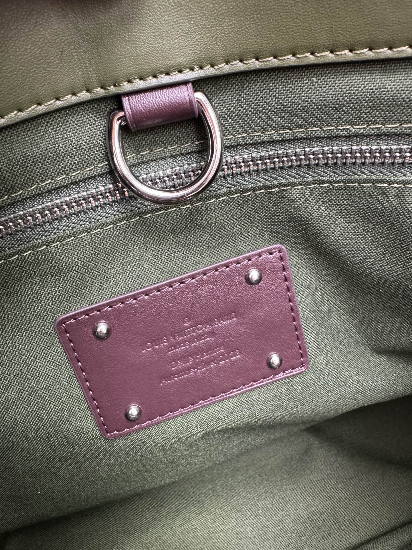 p560💰动态163 M24457橙色 M13979黑色 M15273粉色 M26082军绿 M13982绿色顶级原单 本款 Shopper 中号手袋自路易威登购物袋汲取灵感，于柔软牛皮革抒写 Louis Vuitton 和 Maison Fond&eacute;e En 1854 字样，搭配顶部手柄和可拆卸肩带。40.0 x 32.0 x 16.0 厘米 (长 x 高 x 宽)
	&bull;	牛皮革
	&bull;	牛皮革饰边
	&bull;	织物内衬
	&bull;	金属件
	&bull;	Musketon 开合
	&bull;	主隔层
	&bull;	拉链袋
	&bull;	双贴袋
	&bull;	手柄：双手柄