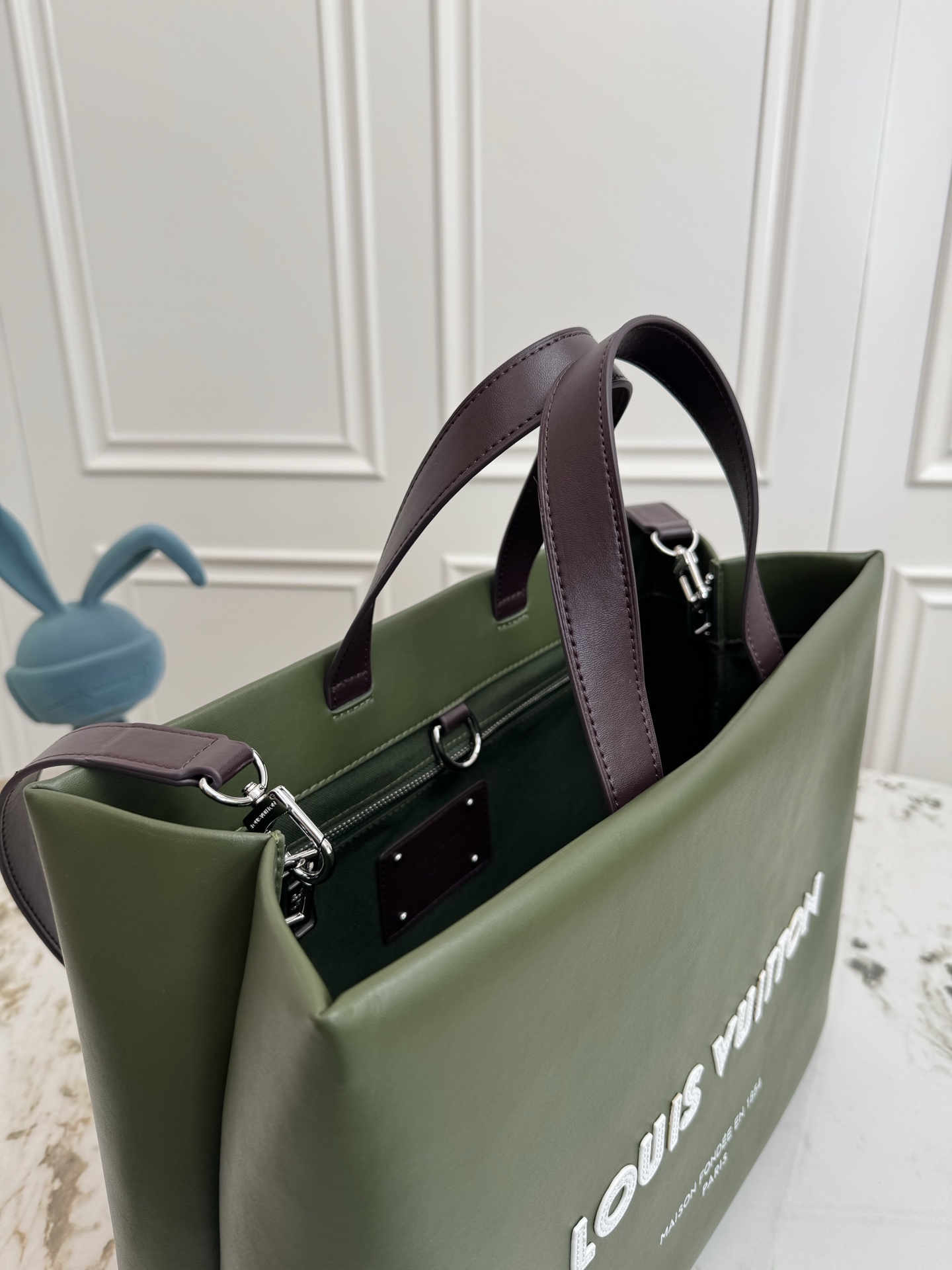 p560💰动态163 M24457橙色 M13979黑色 M15273粉色 M26082军绿 M13982绿色顶级原单 本款 Shopper 中号手袋自路易威登购物袋汲取灵感，于柔软牛皮革抒写 Louis Vuitton 和 Maison Fond&eacute;e En 1854 字样，搭配顶部手柄和可拆卸肩带。40.0 x 32.0 x 16.0 厘米 (长 x 高 x 宽)
	&bull;	牛皮革
	&bull;	牛皮革饰边
	&bull;	织物内衬
	&bull;	金属件
	&bull;	Musketon 开合
	&bull;	主隔层
	&bull;	拉链袋
	&bull;	双贴袋
	&bull;	手柄：双手柄