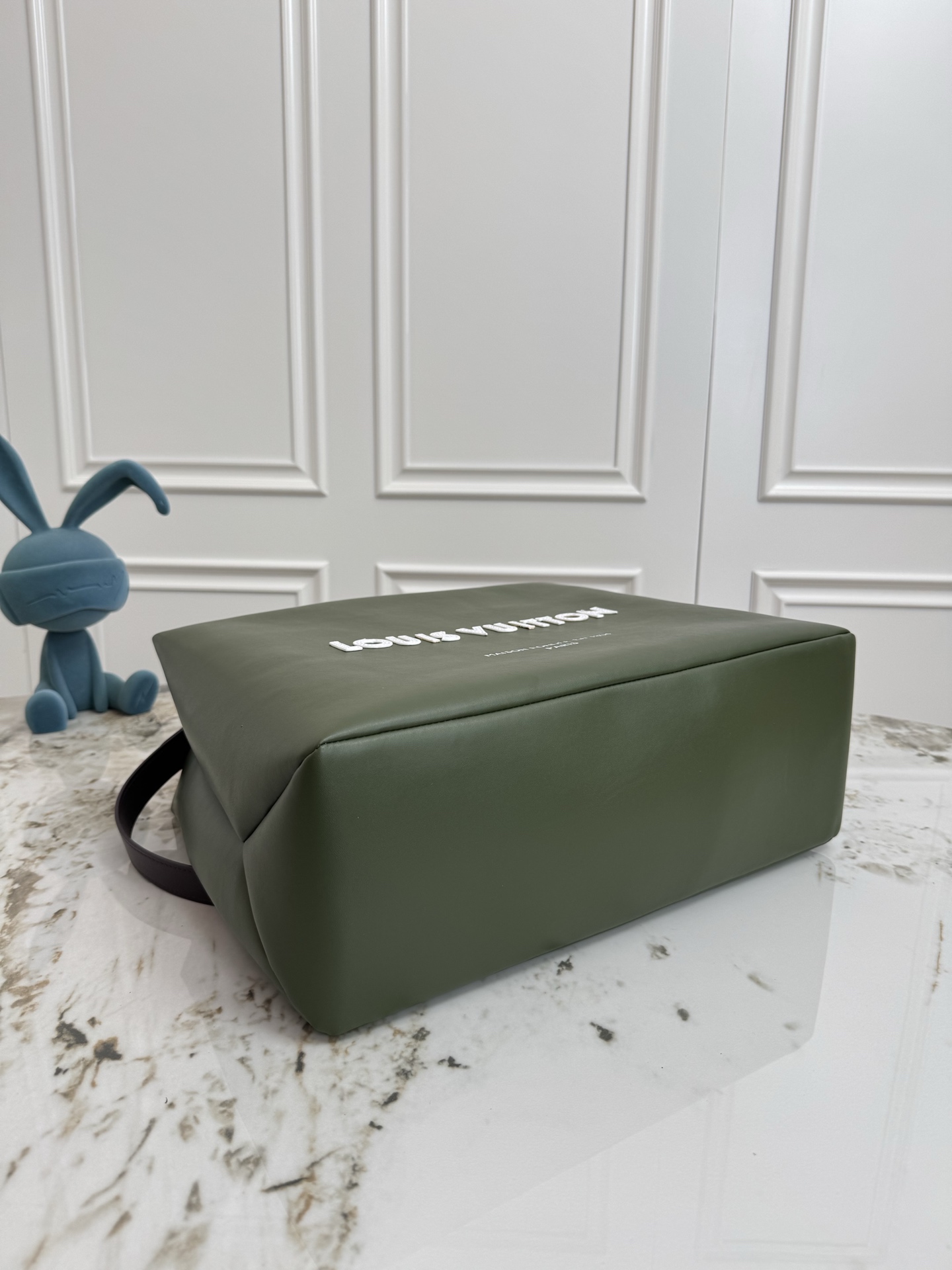 p560💰动态163 M24457橙色 M13979黑色 M15273粉色 M26082军绿 M13982绿色顶级原单 本款 Shopper 中号手袋自路易威登购物袋汲取灵感，于柔软牛皮革抒写 Louis Vuitton 和 Maison Fond&eacute;e En 1854 字样，搭配顶部手柄和可拆卸肩带。40.0 x 32.0 x 16.0 厘米 (长 x 高 x 宽)
	&bull;	牛皮革
	&bull;	牛皮革饰边
	&bull;	织物内衬
	&bull;	金属件
	&bull;	Musketon 开合
	&bull;	主隔层
	&bull;	拉链袋
	&bull;	双贴袋
	&bull;	手柄：双手柄