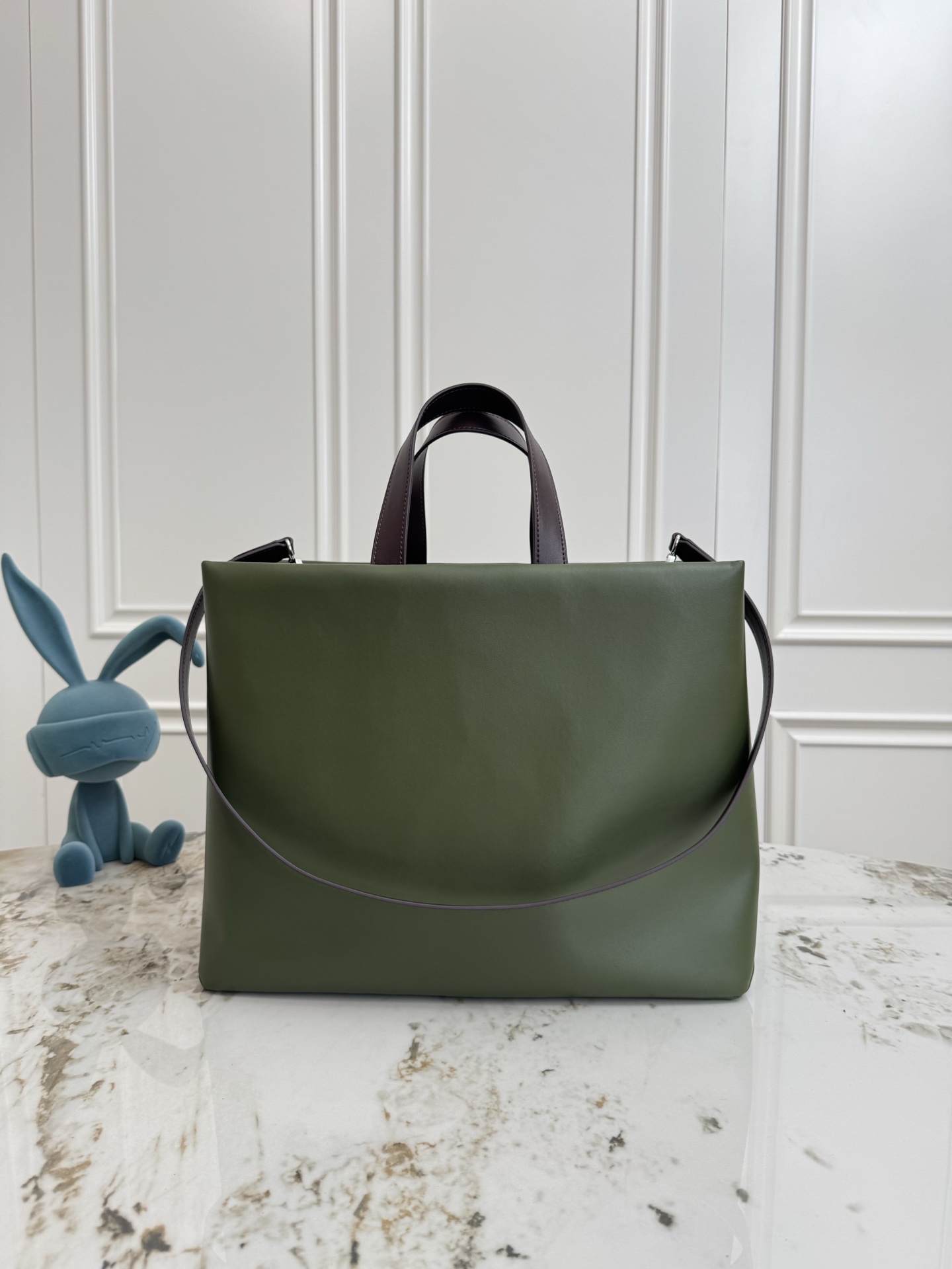 p560💰动态163 M24457橙色 M13979黑色 M15273粉色 M26082军绿 M13982绿色顶级原单 本款 Shopper 中号手袋自路易威登购物袋汲取灵感，于柔软牛皮革抒写 Louis Vuitton 和 Maison Fond&eacute;e En 1854 字样，搭配顶部手柄和可拆卸肩带。40.0 x 32.0 x 16.0 厘米 (长 x 高 x 宽)
	&bull;	牛皮革
	&bull;	牛皮革饰边
	&bull;	织物内衬
	&bull;	金属件
	&bull;	Musketon 开合
	&bull;	主隔层
	&bull;	拉链袋
	&bull;	双贴袋
	&bull;	手柄：双手柄