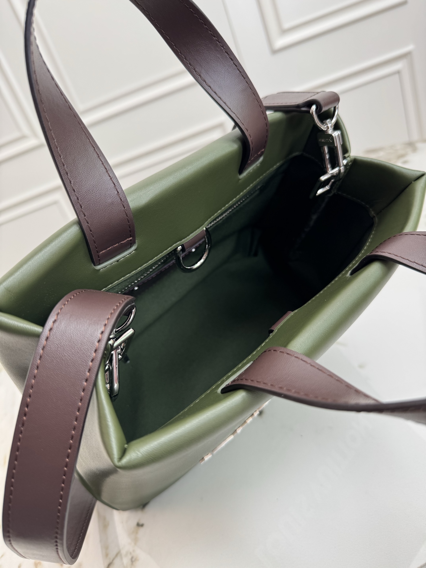 p500💰顶级原单M15238军绿  M15239粉色 Pharrell Williams 本次再度升级标志性设计，以牛皮革演绎 Mini Shopper Tote 手袋，兼顾恰宜容量与时尚格调。刺绣标识和雅致内衬共筑考究细节。26 x 20 x 10 (厘米) ((长 x 高 x 宽)