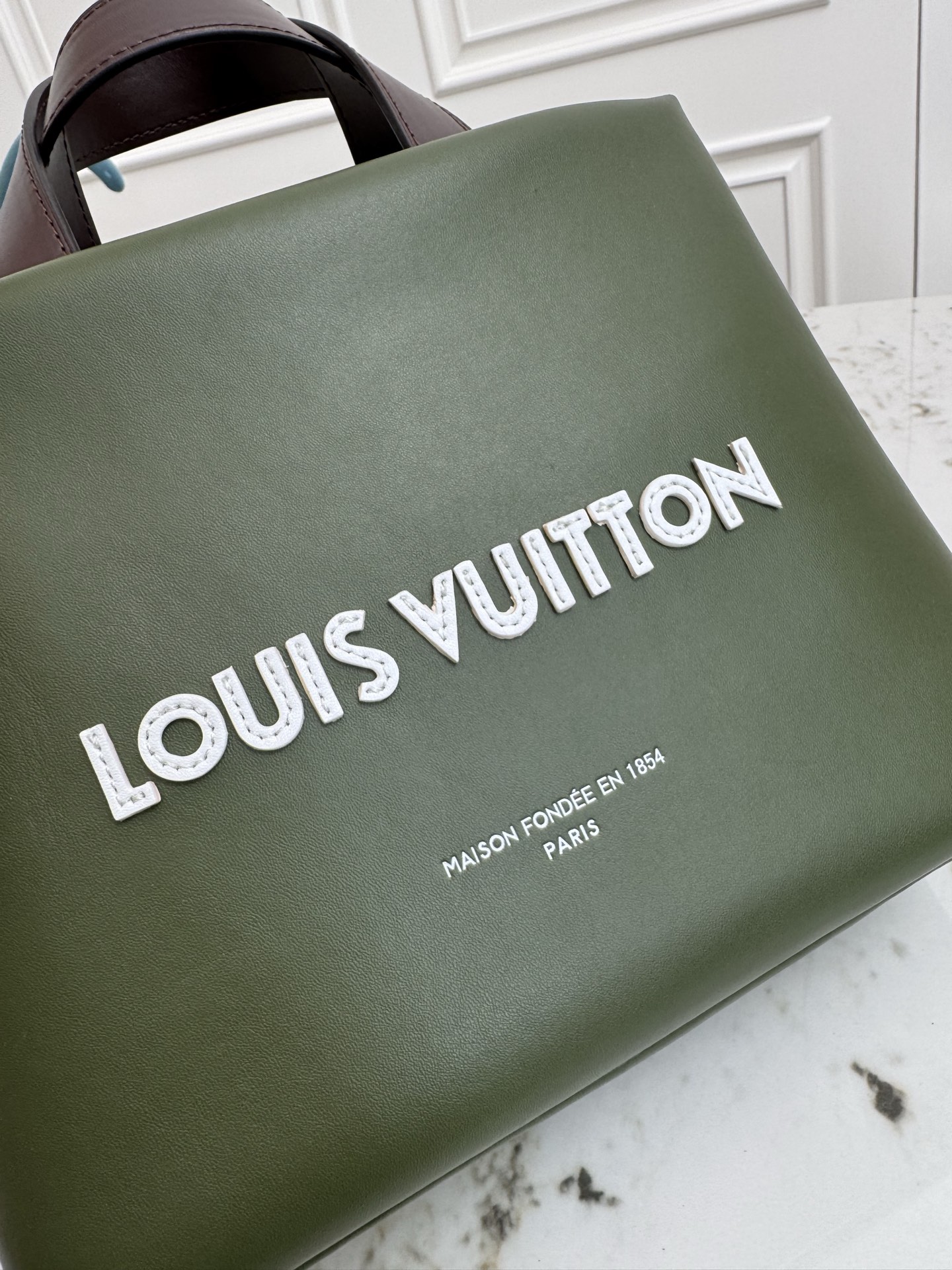 p500💰顶级原单M15238军绿  M15239粉色 Pharrell Williams 本次再度升级标志性设计，以牛皮革演绎 Mini Shopper Tote 手袋，兼顾恰宜容量与时尚格调。刺绣标识和雅致内衬共筑考究细节。26 x 20 x 10 (厘米) ((长 x 高 x 宽)