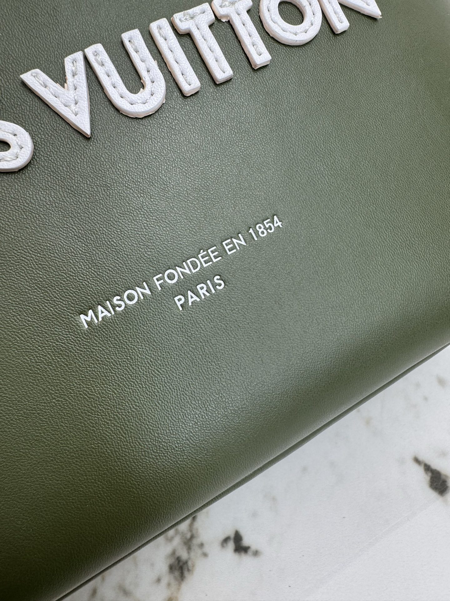 p500💰顶级原单M15238军绿  M15239粉色 Pharrell Williams 本次再度升级标志性设计，以牛皮革演绎 Mini Shopper Tote 手袋，兼顾恰宜容量与时尚格调。刺绣标识和雅致内衬共筑考究细节。26 x 20 x 10 (厘米) ((长 x 高 x 宽)