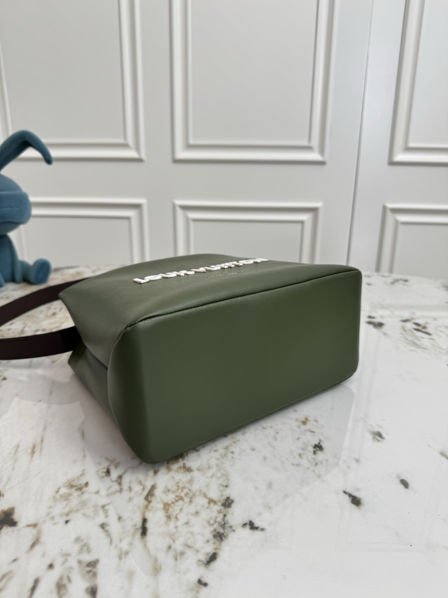 p500💰顶级原单M15238军绿  M15239粉色 Pharrell Williams 本次再度升级标志性设计，以牛皮革演绎 Mini Shopper Tote 手袋，兼顾恰宜容量与时尚格调。刺绣标识和雅致内衬共筑考究细节。26 x 20 x 10 (厘米) ((长 x 高 x 宽)