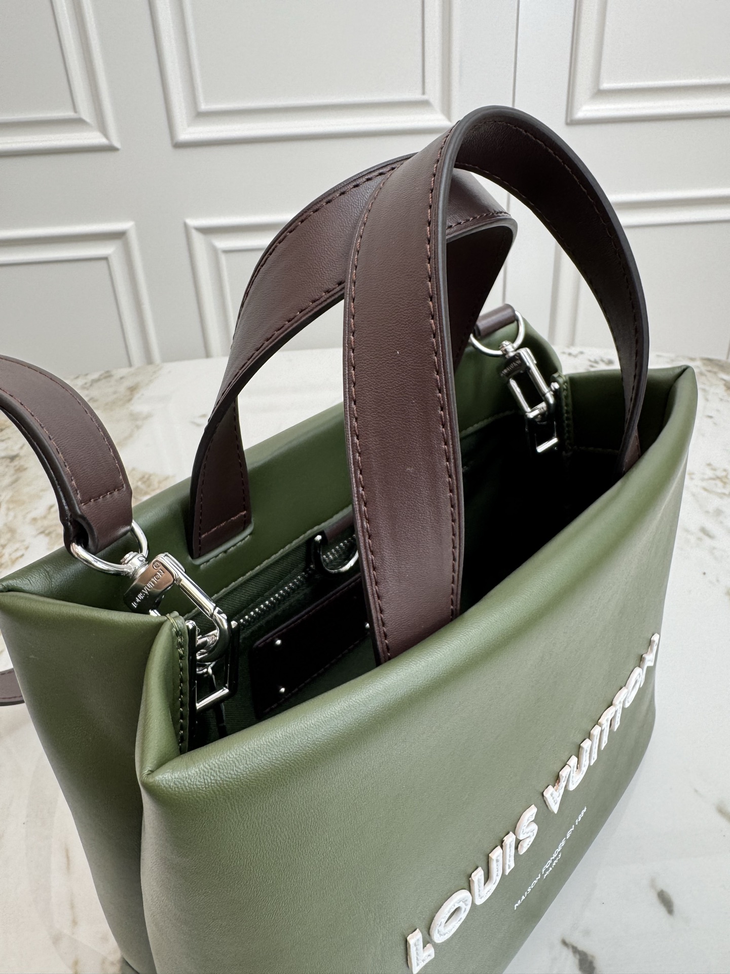 p500💰顶级原单M15238军绿  M15239粉色 Pharrell Williams 本次再度升级标志性设计，以牛皮革演绎 Mini Shopper Tote 手袋，兼顾恰宜容量与时尚格调。刺绣标识和雅致内衬共筑考究细节。26 x 20 x 10 (厘米) ((长 x 高 x 宽)