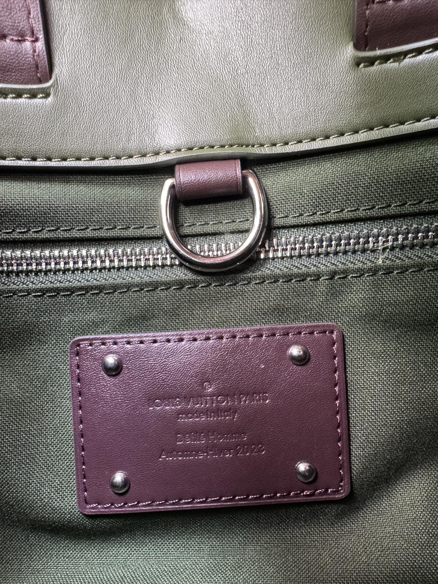 p500💰顶级原单M15238军绿  M15239粉色 Pharrell Williams 本次再度升级标志性设计，以牛皮革演绎 Mini Shopper Tote 手袋，兼顾恰宜容量与时尚格调。刺绣标识和雅致内衬共筑考究细节。26 x 20 x 10 (厘米) ((长 x 高 x 宽)