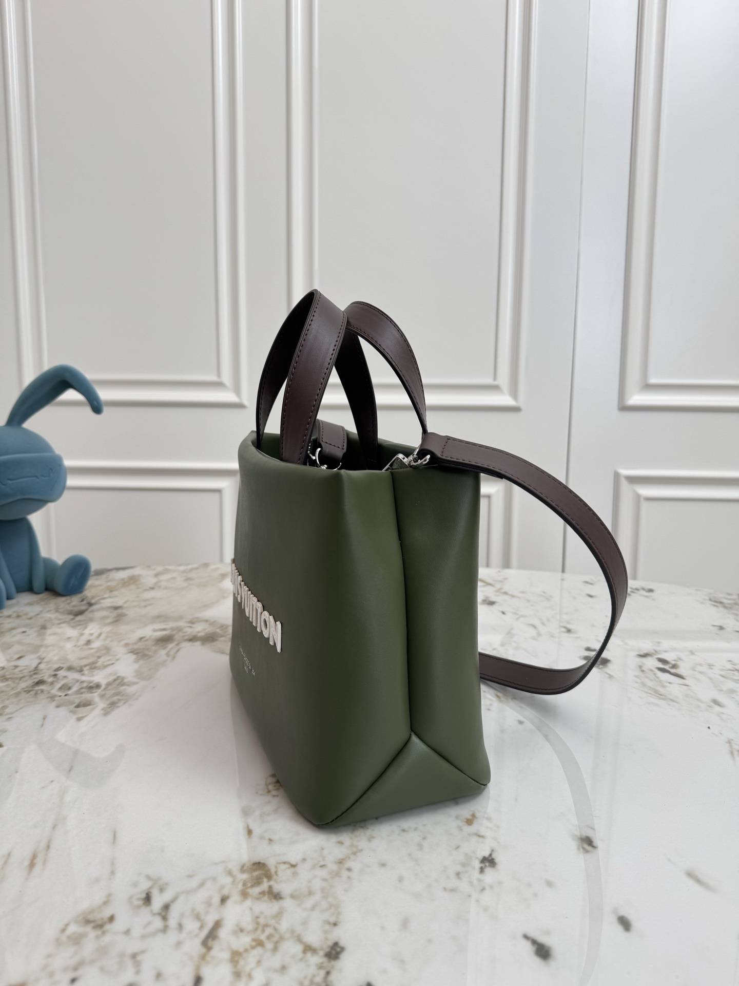 p500💰顶级原单M15238军绿  M15239粉色 Pharrell Williams 本次再度升级标志性设计，以牛皮革演绎 Mini Shopper Tote 手袋，兼顾恰宜容量与时尚格调。刺绣标识和雅致内衬共筑考究细节。26 x 20 x 10 (厘米) ((长 x 高 x 宽)