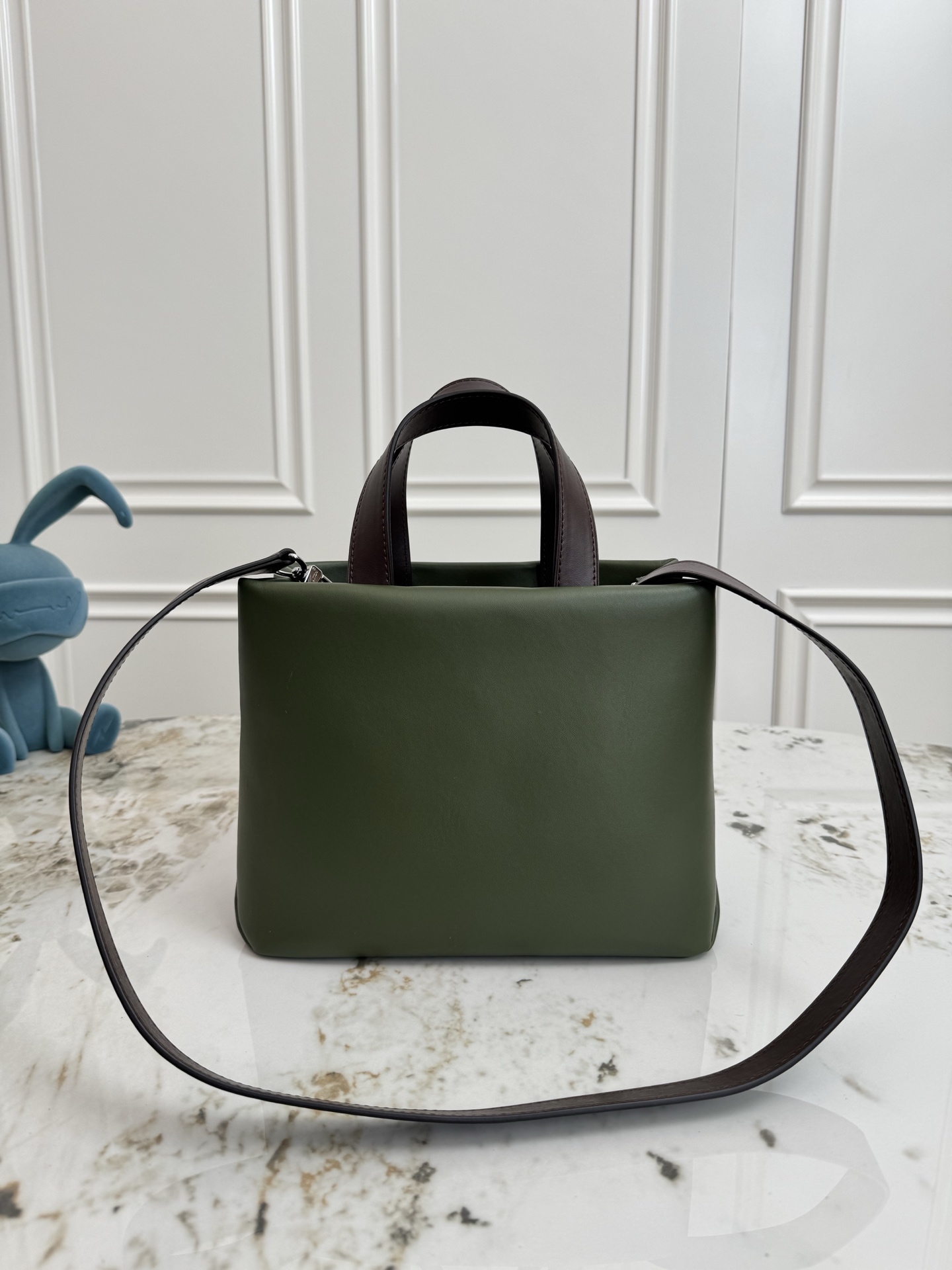 p500💰顶级原单M15238军绿  M15239粉色 Pharrell Williams 本次再度升级标志性设计，以牛皮革演绎 Mini Shopper Tote 手袋，兼顾恰宜容量与时尚格调。刺绣标识和雅致内衬共筑考究细节。26 x 20 x 10 (厘米) ((长 x 高 x 宽)