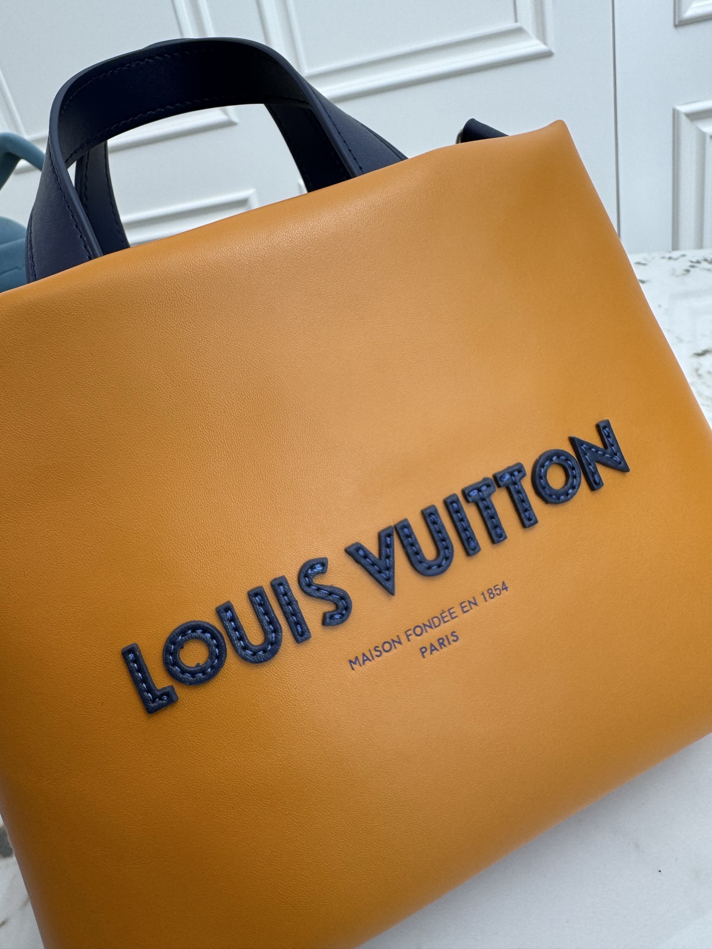 p500💰顶级原单M15237黄色 M15238军绿  M15239粉色 Pharrell Williams 本次再度升级标志性设计，以牛皮革演绎 Mini Shopper Tote 手袋，兼顾恰宜容量与时尚格调。刺绣标识和雅致内衬共筑考究细节。26 x 20 x 10 (厘米) ((长 x 高 x 宽)