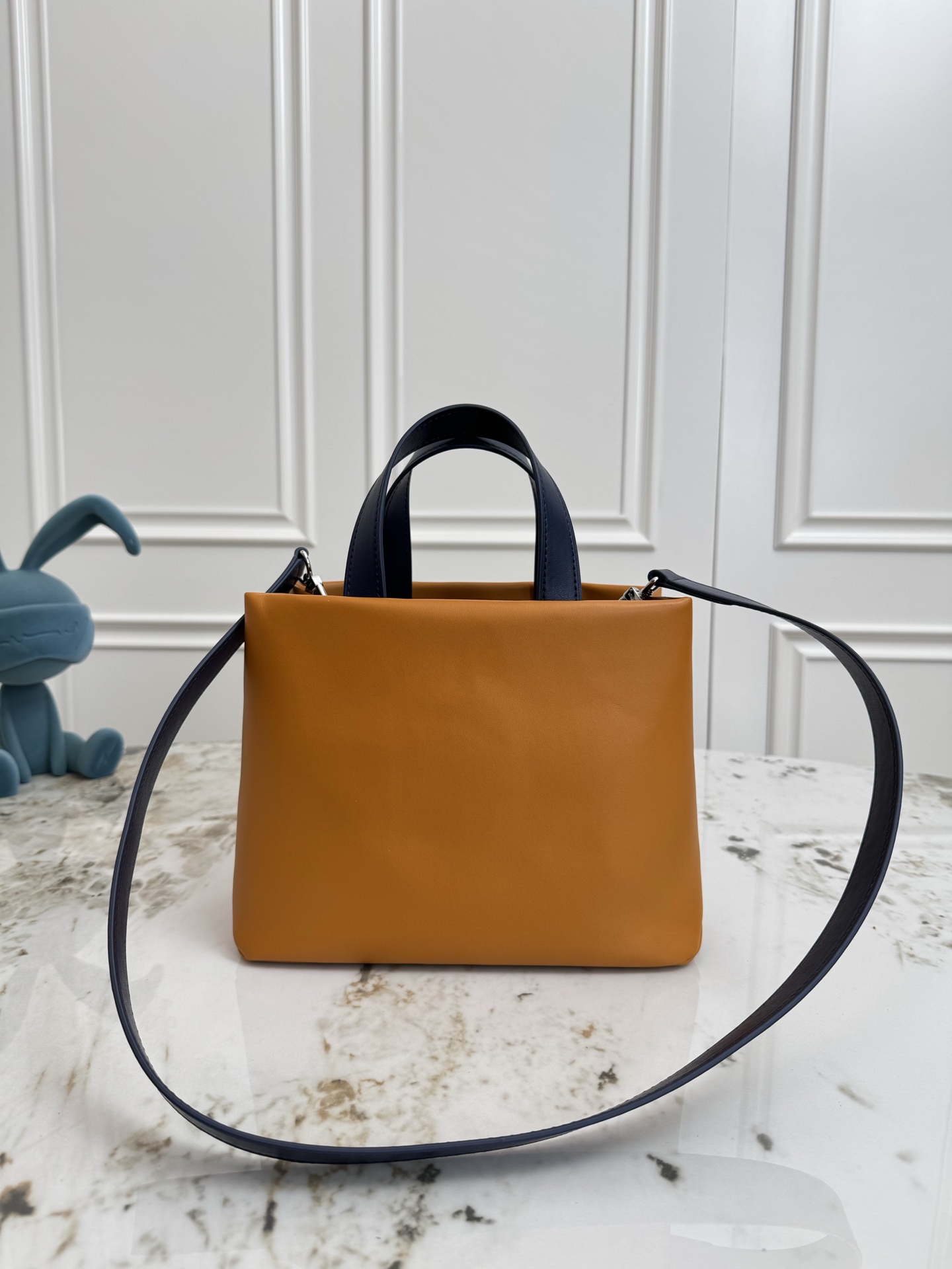 p500💰顶级原单M15237黄色 M15238军绿  M15239粉色 Pharrell Williams 本次再度升级标志性设计，以牛皮革演绎 Mini Shopper Tote 手袋，兼顾恰宜容量与时尚格调。刺绣标识和雅致内衬共筑考究细节。26 x 20 x 10 (厘米) ((长 x 高 x 宽)