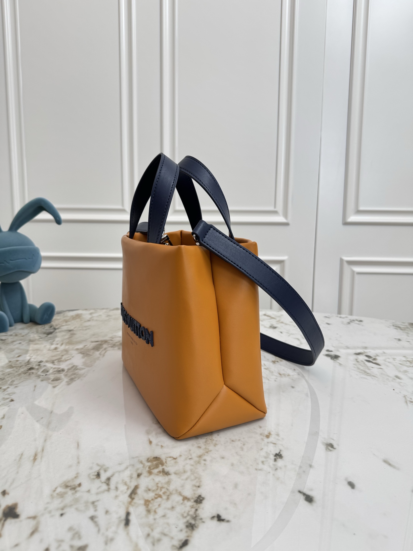 p500💰顶级原单M15237黄色 M15238军绿  M15239粉色 Pharrell Williams 本次再度升级标志性设计，以牛皮革演绎 Mini Shopper Tote 手袋，兼顾恰宜容量与时尚格调。刺绣标识和雅致内衬共筑考究细节。26 x 20 x 10 (厘米) ((长 x 高 x 宽)