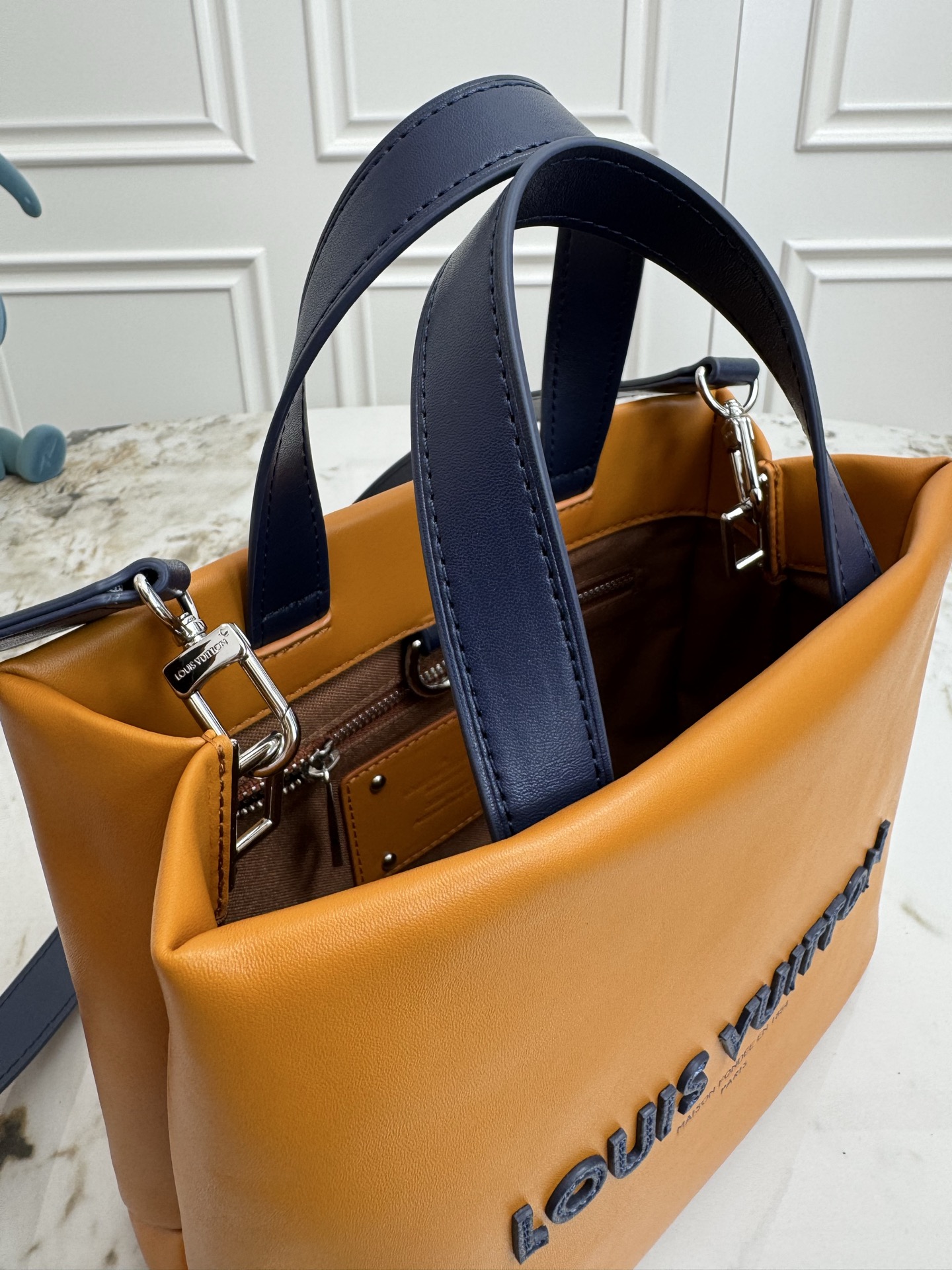 p500💰顶级原单M15237黄色 M15238军绿  M15239粉色 Pharrell Williams 本次再度升级标志性设计，以牛皮革演绎 Mini Shopper Tote 手袋，兼顾恰宜容量与时尚格调。刺绣标识和雅致内衬共筑考究细节。26 x 20 x 10 (厘米) ((长 x 高 x 宽)