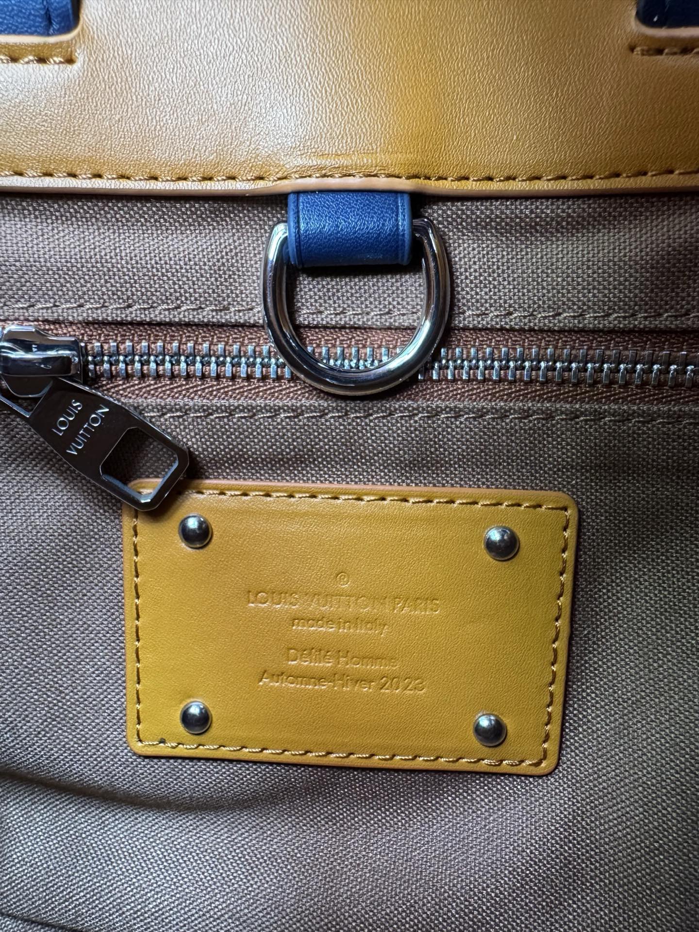 p500💰顶级原单M15237黄色 M15238军绿  M15239粉色 Pharrell Williams 本次再度升级标志性设计，以牛皮革演绎 Mini Shopper Tote 手袋，兼顾恰宜容量与时尚格调。刺绣标识和雅致内衬共筑考究细节。26 x 20 x 10 (厘米) ((长 x 高 x 宽)