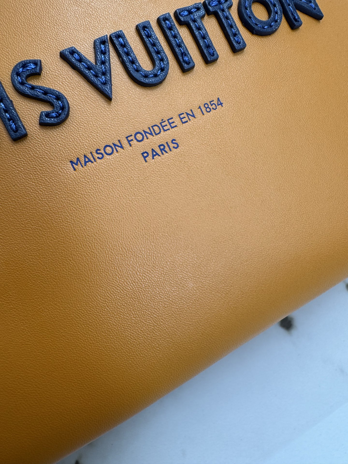 p500💰顶级原单M15237黄色 M15238军绿  M15239粉色 Pharrell Williams 本次再度升级标志性设计，以牛皮革演绎 Mini Shopper Tote 手袋，兼顾恰宜容量与时尚格调。刺绣标识和雅致内衬共筑考究细节。26 x 20 x 10 (厘米) ((长 x 高 x 宽)