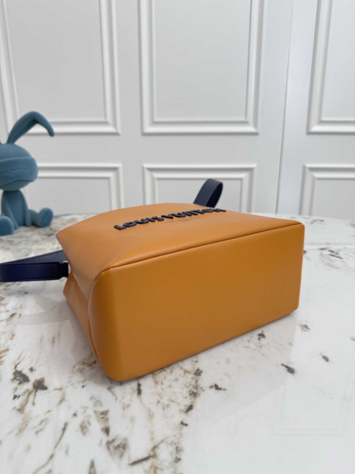 p500💰顶级原单M15237黄色 M15238军绿  M15239粉色 Pharrell Williams 本次再度升级标志性设计，以牛皮革演绎 Mini Shopper Tote 手袋，兼顾恰宜容量与时尚格调。刺绣标识和雅致内衬共筑考究细节。26 x 20 x 10 (厘米) ((长 x 高 x 宽)