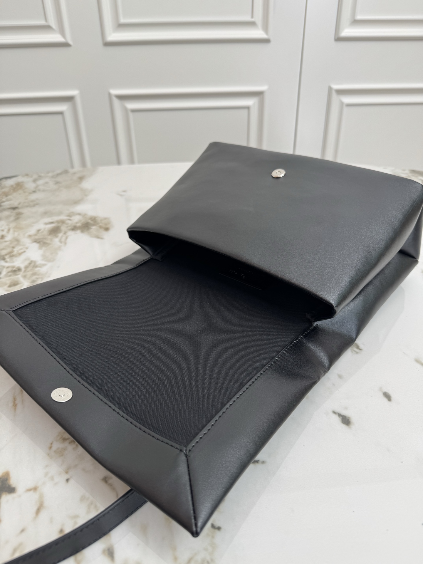 💰P480 顶级原单 163动态芯片  M12988 本款 Shopper 中号手袋自路易威登购物袋汲取灵感，于柔软牛皮革抒写 Louis Vuitton 和 Maison Fond&eacute;e En 1854 字样，搭配顶部手柄和可拆卸肩带。24.0 x 19.0 x 18.0 厘米 (长 x 高 x 宽)
	&bull;	牛皮革
	&bull;	牛皮革饰边
	&bull;	织物内衬
	&bull;	金属件
	&bull;	Musketon 开合
	&bull;	主隔层
	&bull;	拉链袋
	&bull;	双贴袋
	&bull;	手柄：双手柄