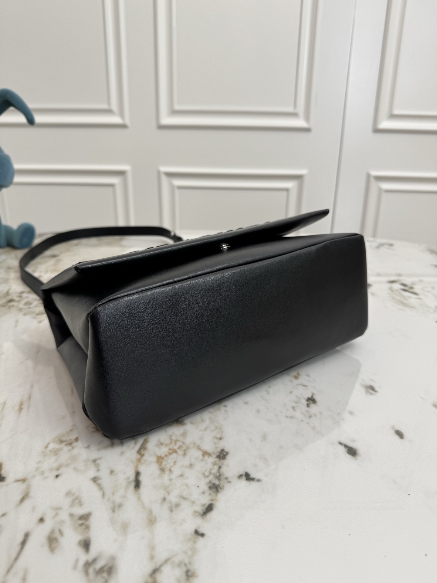 💰P480 顶级原单 163动态芯片  M12988 本款 Shopper 中号手袋自路易威登购物袋汲取灵感，于柔软牛皮革抒写 Louis Vuitton 和 Maison Fond&eacute;e En 1854 字样，搭配顶部手柄和可拆卸肩带。24.0 x 19.0 x 18.0 厘米 (长 x 高 x 宽)
	&bull;	牛皮革
	&bull;	牛皮革饰边
	&bull;	织物内衬
	&bull;	金属件
	&bull;	Musketon 开合
	&bull;	主隔层
	&bull;	拉链袋
	&bull;	双贴袋
	&bull;	手柄：双手柄