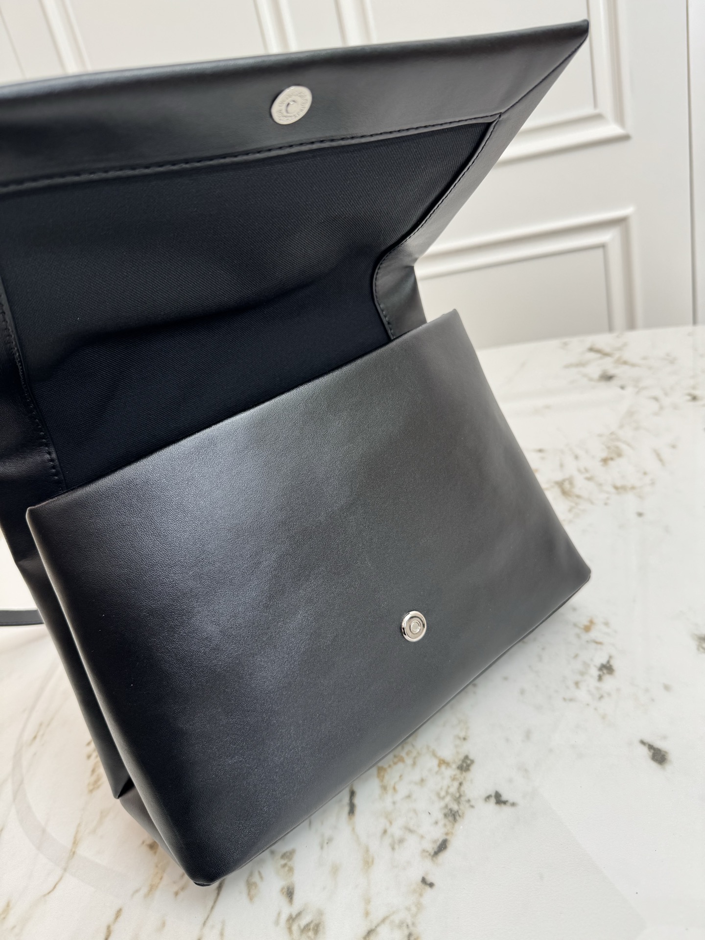 💰P480 顶级原单 163动态芯片  M12988 本款 Shopper 中号手袋自路易威登购物袋汲取灵感，于柔软牛皮革抒写 Louis Vuitton 和 Maison Fond&eacute;e En 1854 字样，搭配顶部手柄和可拆卸肩带。24.0 x 19.0 x 18.0 厘米 (长 x 高 x 宽)
	&bull;	牛皮革
	&bull;	牛皮革饰边
	&bull;	织物内衬
	&bull;	金属件
	&bull;	Musketon 开合
	&bull;	主隔层
	&bull;	拉链袋
	&bull;	双贴袋
	&bull;	手柄：双手柄