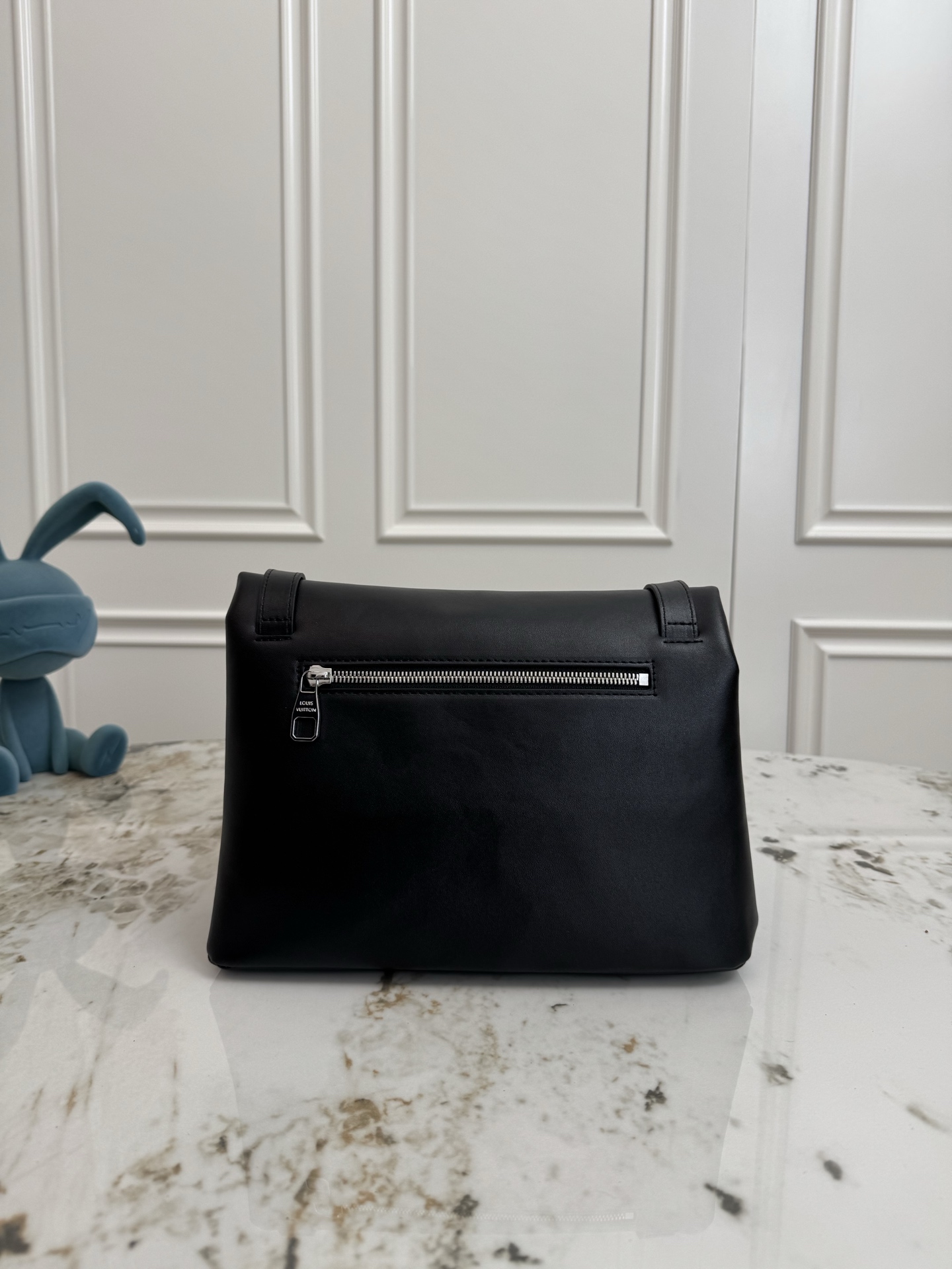 💰P480 顶级原单 163动态芯片  M12988 本款 Shopper 中号手袋自路易威登购物袋汲取灵感，于柔软牛皮革抒写 Louis Vuitton 和 Maison Fond&eacute;e En 1854 字样，搭配顶部手柄和可拆卸肩带。24.0 x 19.0 x 18.0 厘米 (长 x 高 x 宽)
	&bull;	牛皮革
	&bull;	牛皮革饰边
	&bull;	织物内衬
	&bull;	金属件
	&bull;	Musketon 开合
	&bull;	主隔层
	&bull;	拉链袋
	&bull;	双贴袋
	&bull;	手柄：双手柄