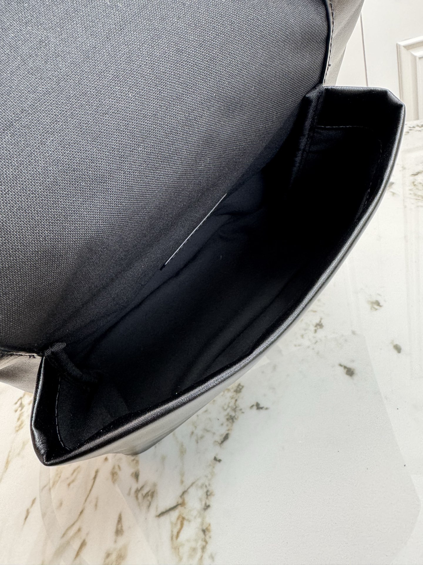 💰P480 顶级原单 163动态芯片  M12988 本款 Shopper 中号手袋自路易威登购物袋汲取灵感，于柔软牛皮革抒写 Louis Vuitton 和 Maison Fond&eacute;e En 1854 字样，搭配顶部手柄和可拆卸肩带。24.0 x 19.0 x 18.0 厘米 (长 x 高 x 宽)
	&bull;	牛皮革
	&bull;	牛皮革饰边
	&bull;	织物内衬
	&bull;	金属件
	&bull;	Musketon 开合
	&bull;	主隔层
	&bull;	拉链袋
	&bull;	双贴袋
	&bull;	手柄：双手柄