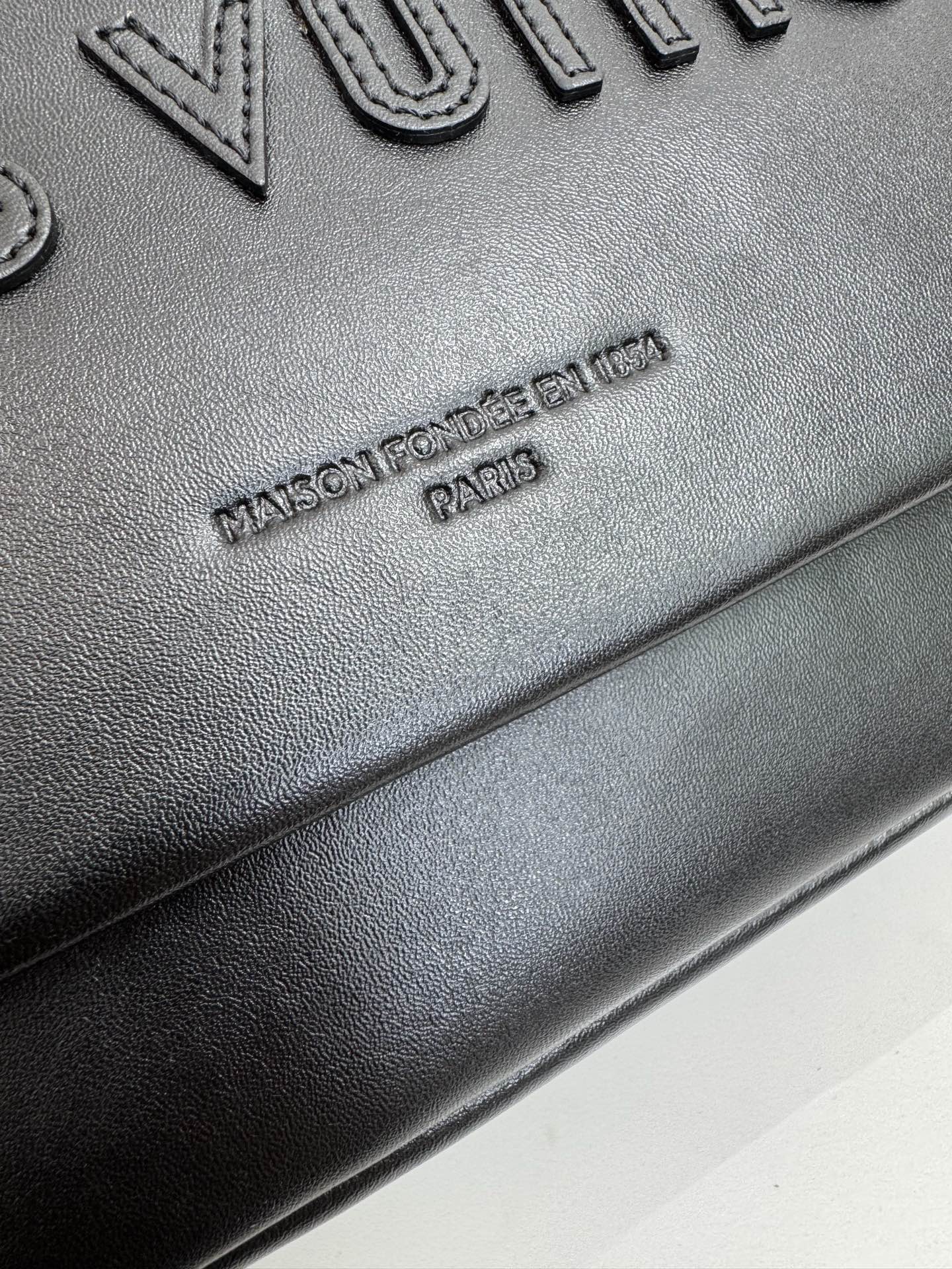 💰P480 顶级原单 163动态芯片  M12988 本款 Shopper 中号手袋自路易威登购物袋汲取灵感，于柔软牛皮革抒写 Louis Vuitton 和 Maison Fond&eacute;e En 1854 字样，搭配顶部手柄和可拆卸肩带。24.0 x 19.0 x 18.0 厘米 (长 x 高 x 宽)
	&bull;	牛皮革
	&bull;	牛皮革饰边
	&bull;	织物内衬
	&bull;	金属件
	&bull;	Musketon 开合
	&bull;	主隔层
	&bull;	拉链袋
	&bull;	双贴袋
	&bull;	手柄：双手柄