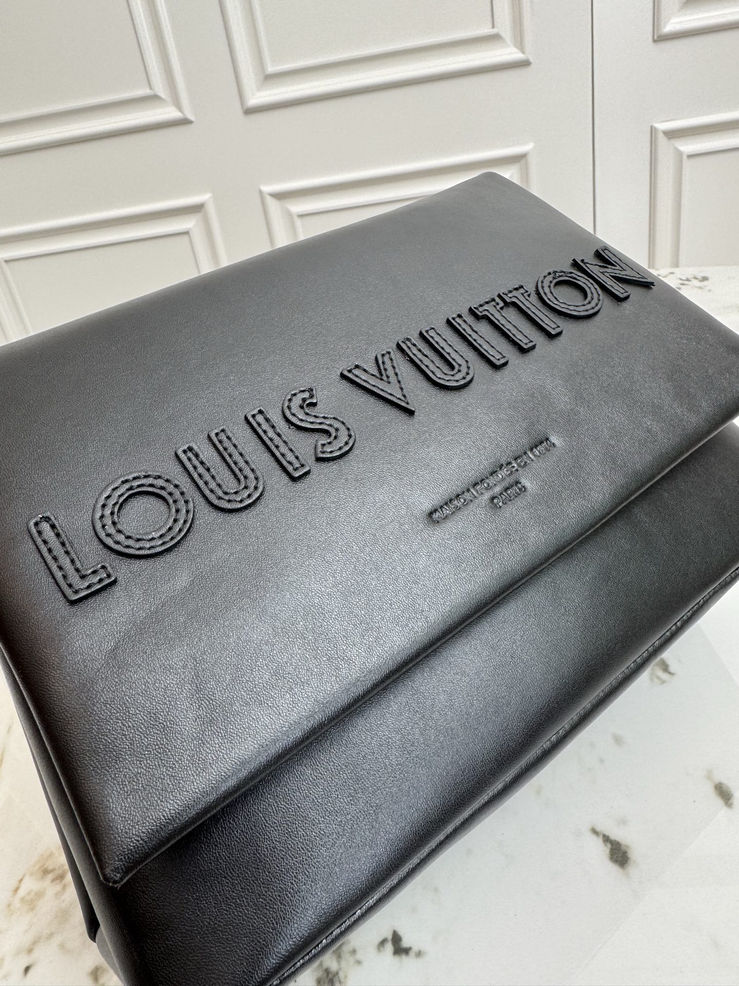 💰P480 顶级原单 163动态芯片  M12988 本款 Shopper 中号手袋自路易威登购物袋汲取灵感，于柔软牛皮革抒写 Louis Vuitton 和 Maison Fond&eacute;e En 1854 字样，搭配顶部手柄和可拆卸肩带。24.0 x 19.0 x 18.0 厘米 (长 x 高 x 宽)
	&bull;	牛皮革
	&bull;	牛皮革饰边
	&bull;	织物内衬
	&bull;	金属件
	&bull;	Musketon 开合
	&bull;	主隔层
	&bull;	拉链袋
	&bull;	双贴袋
	&bull;	手柄：双手柄