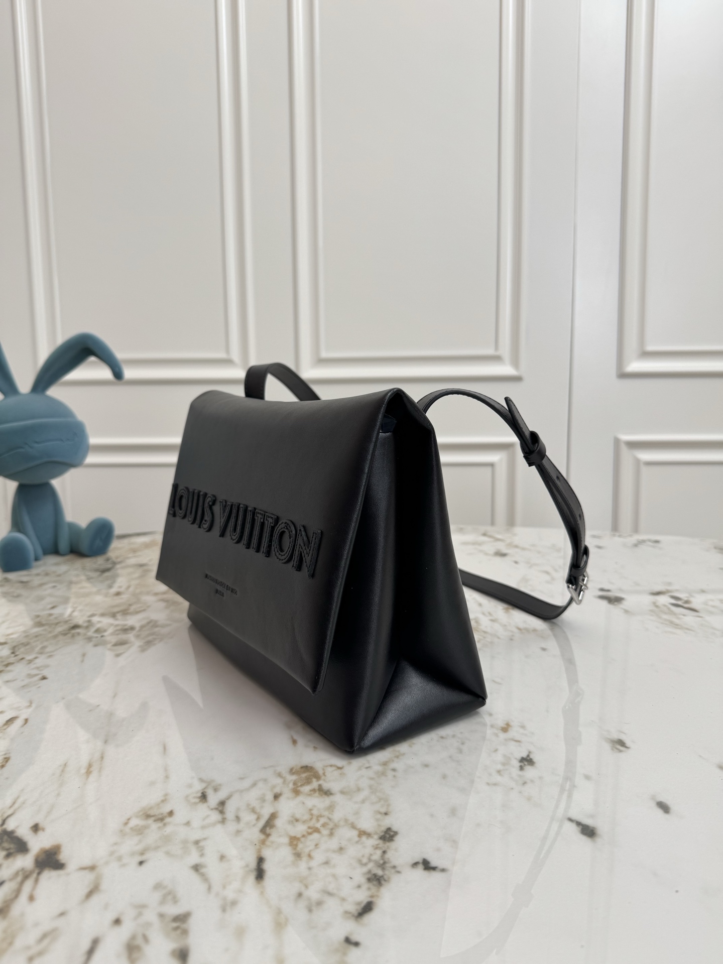 💰P480 顶级原单 163动态芯片  M12988 本款 Shopper 中号手袋自路易威登购物袋汲取灵感，于柔软牛皮革抒写 Louis Vuitton 和 Maison Fond&eacute;e En 1854 字样，搭配顶部手柄和可拆卸肩带。24.0 x 19.0 x 18.0 厘米 (长 x 高 x 宽)
	&bull;	牛皮革
	&bull;	牛皮革饰边
	&bull;	织物内衬
	&bull;	金属件
	&bull;	Musketon 开合
	&bull;	主隔层
	&bull;	拉链袋
	&bull;	双贴袋
	&bull;	手柄：双手柄