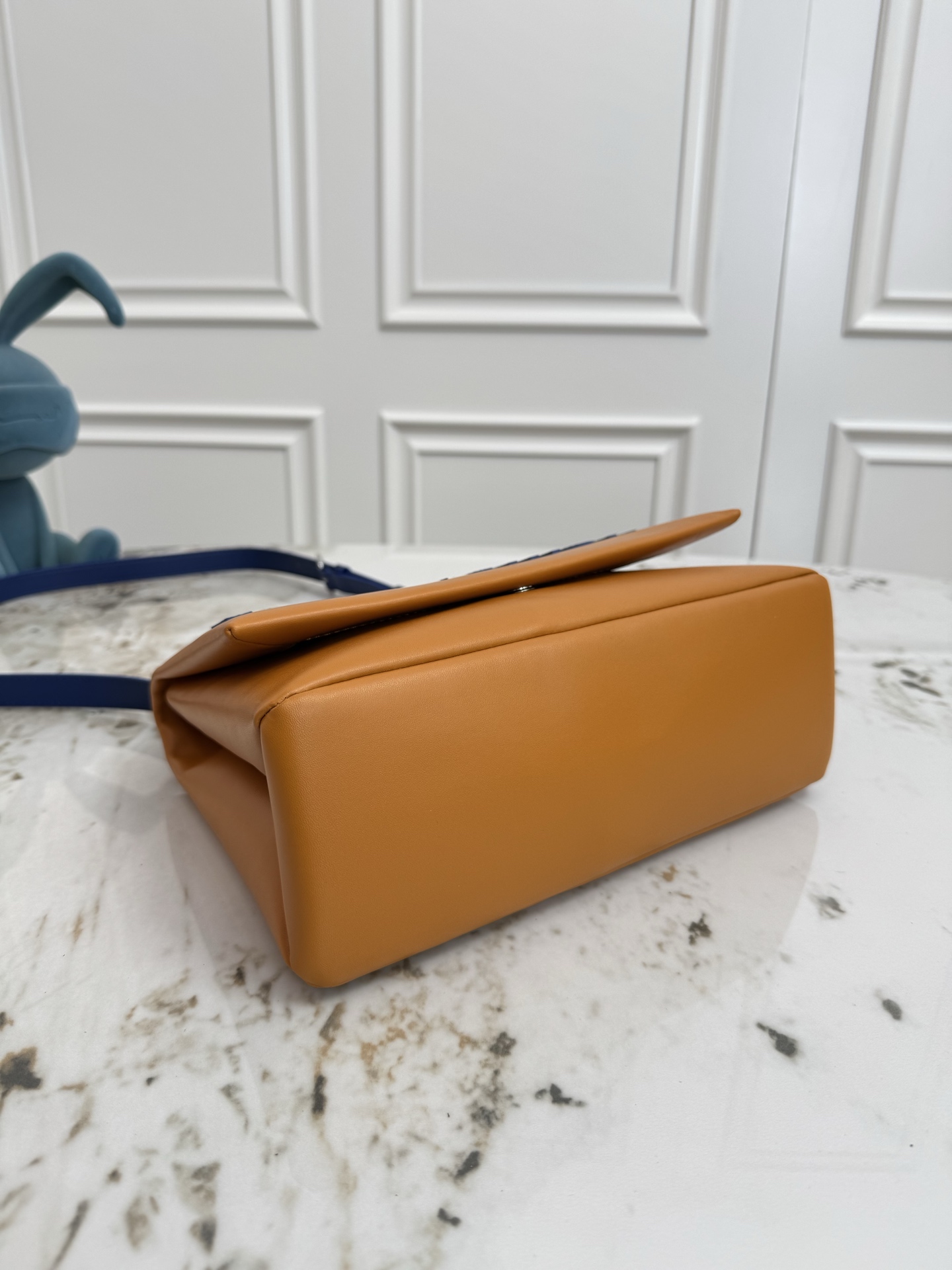 💰P480 顶级原单 163动态芯片  M12988 本款 Shopper 中号手袋自路易威登购物袋汲取灵感，于柔软牛皮革抒写 Louis Vuitton 和 Maison Fond&eacute;e En 1854 字样，搭配顶部手柄和可拆卸肩带。24.0 x 19.0 x 18.0 厘米 (长 x 高 x 宽)
	&bull;	牛皮革
	&bull;	牛皮革饰边
	&bull;	织物内衬
	&bull;	金属件
	&bull;	Musketon 开合
	&bull;	主隔层
	&bull;	拉链袋
	&bull;	双贴袋
	&bull;	手柄：双手柄